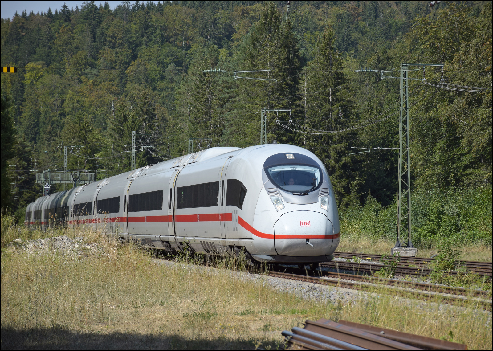 Regulärer Weißwurstalarm in Hattingen.

Velaro D 407 011 auf seinem Weg ins Wochenende an den Bodensee. August 2026.