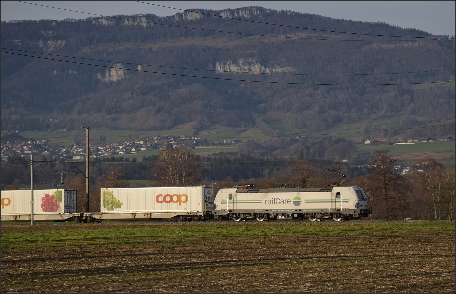 Rem 476 451 der Railcare bei Deitingen. Dezember 2023.