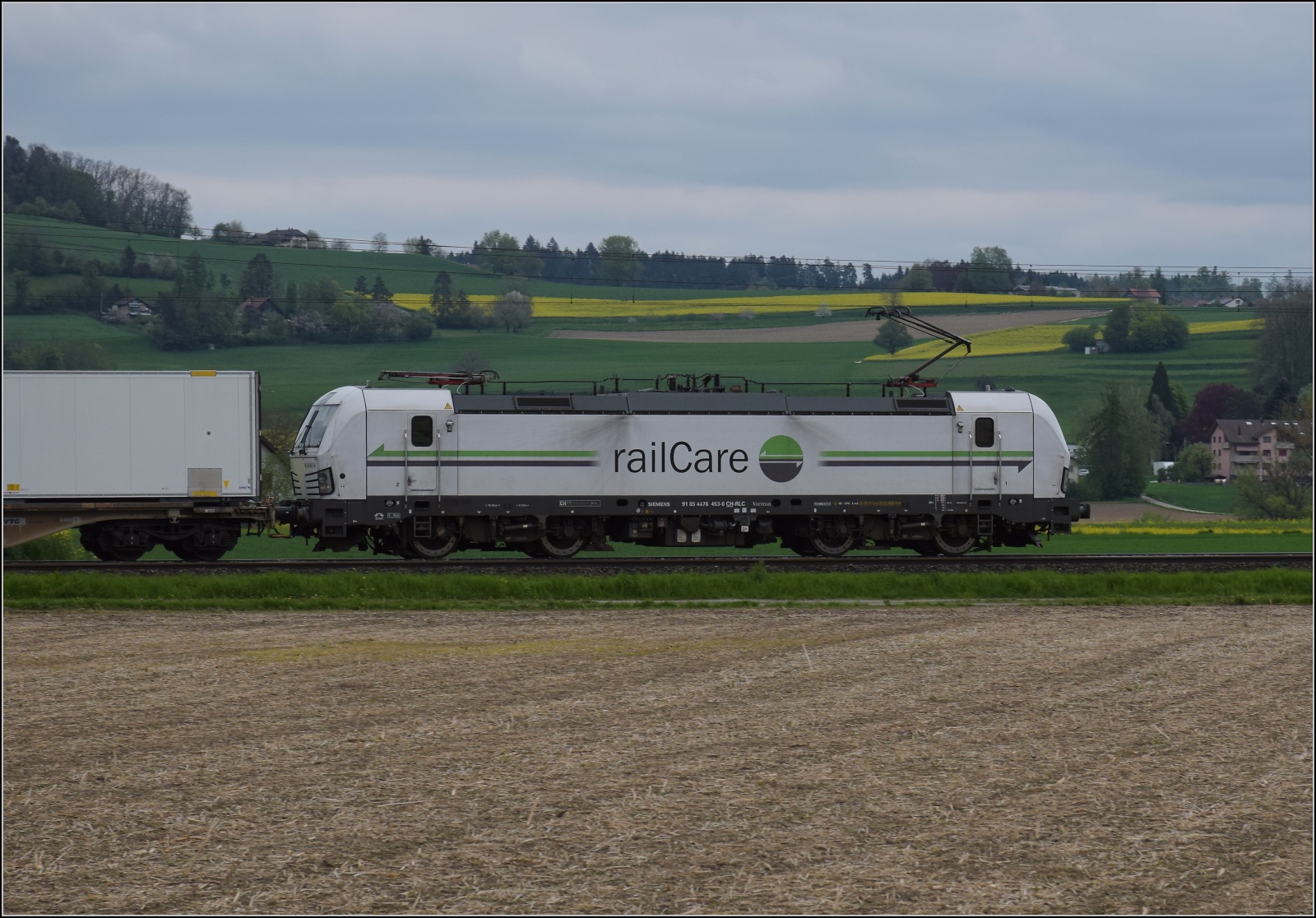 Rem 476 453 der Railcare bei zwischen Henschiken und Dintikon-Dottikon. April 2023.
