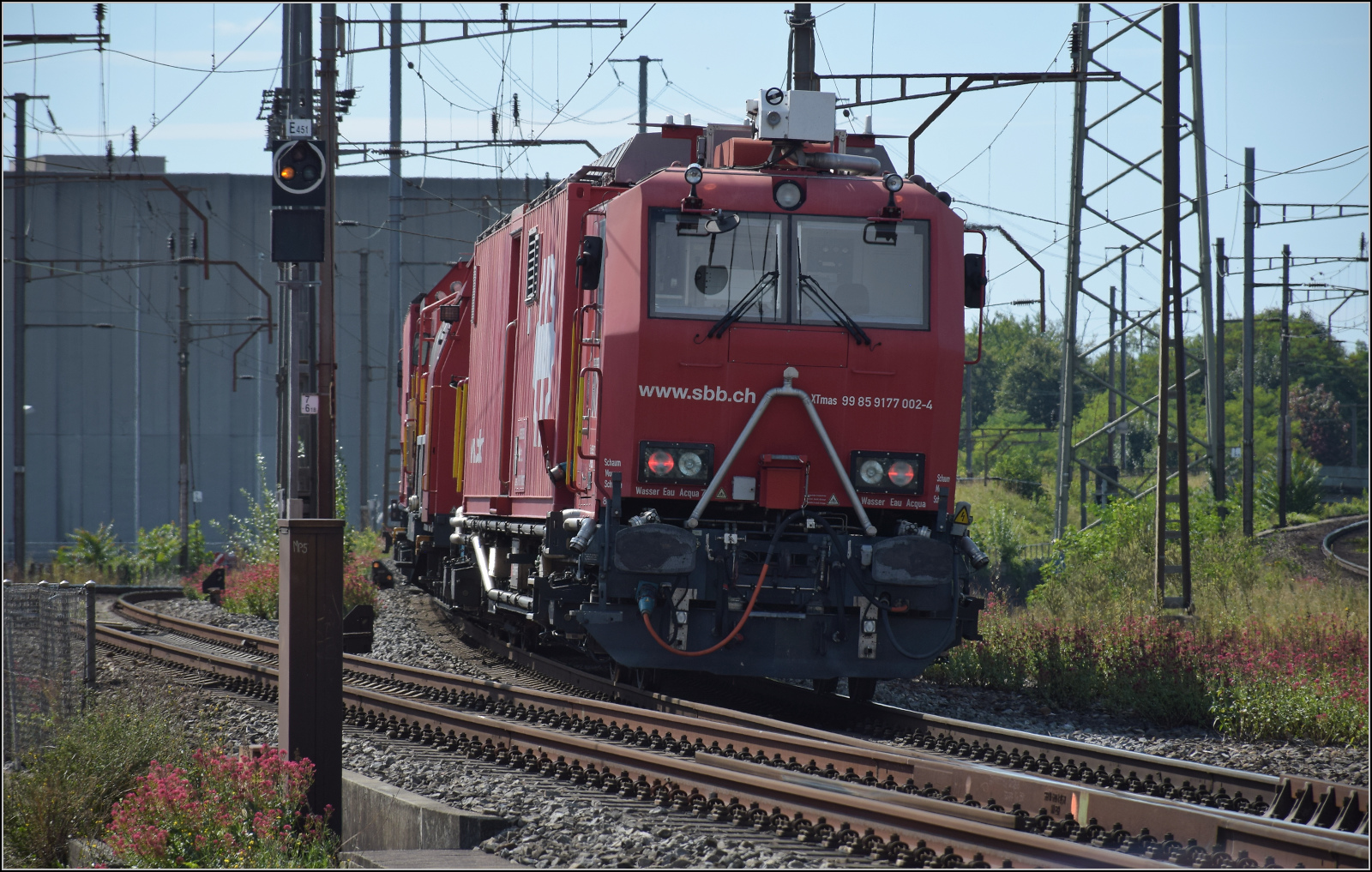 Rettungszug 'Basel' mit 177 002 am Zugschluss. August 2025.