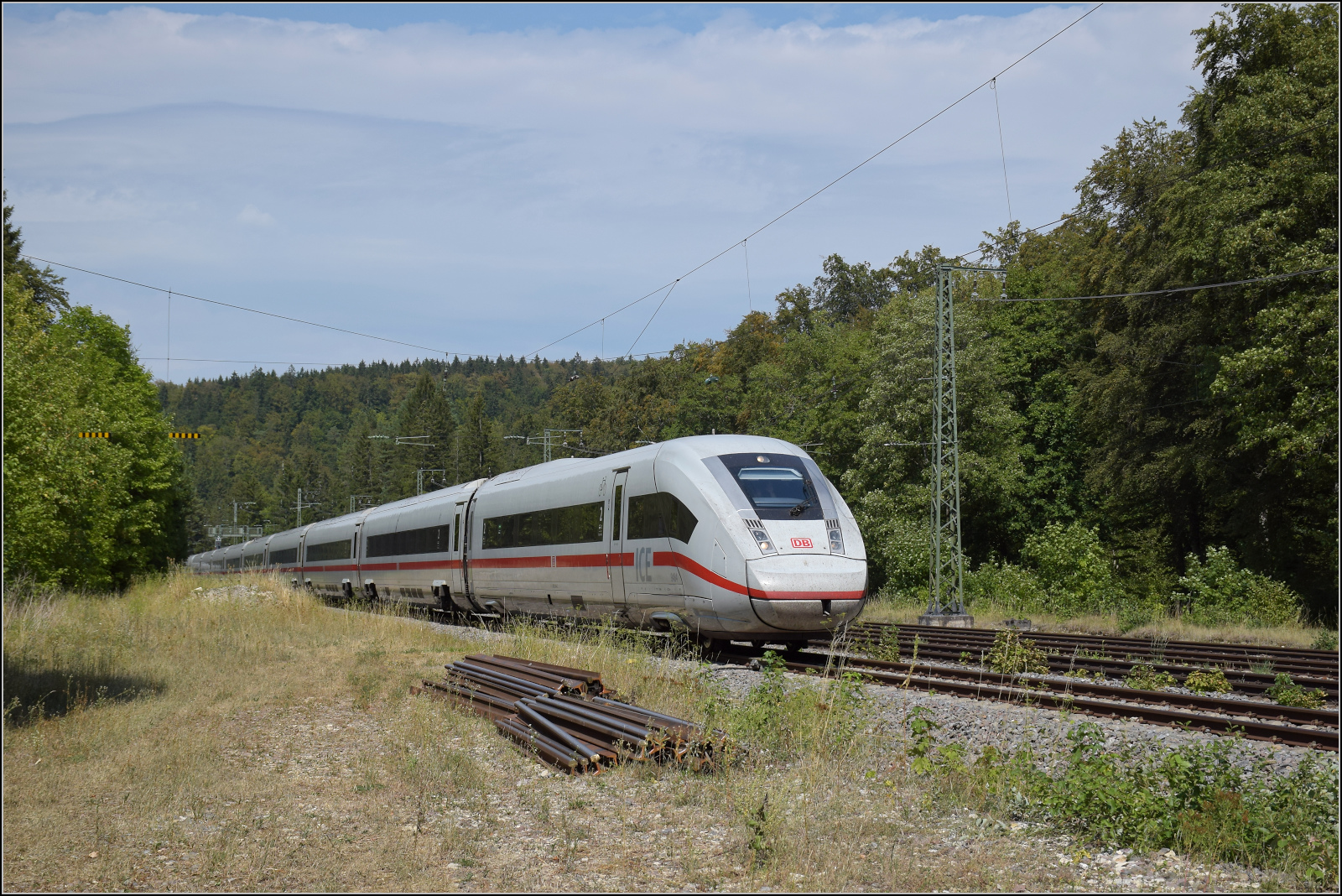 Rheintalumleiterverkehr. 

412 084 südwärts in Hattingen. August 2026.