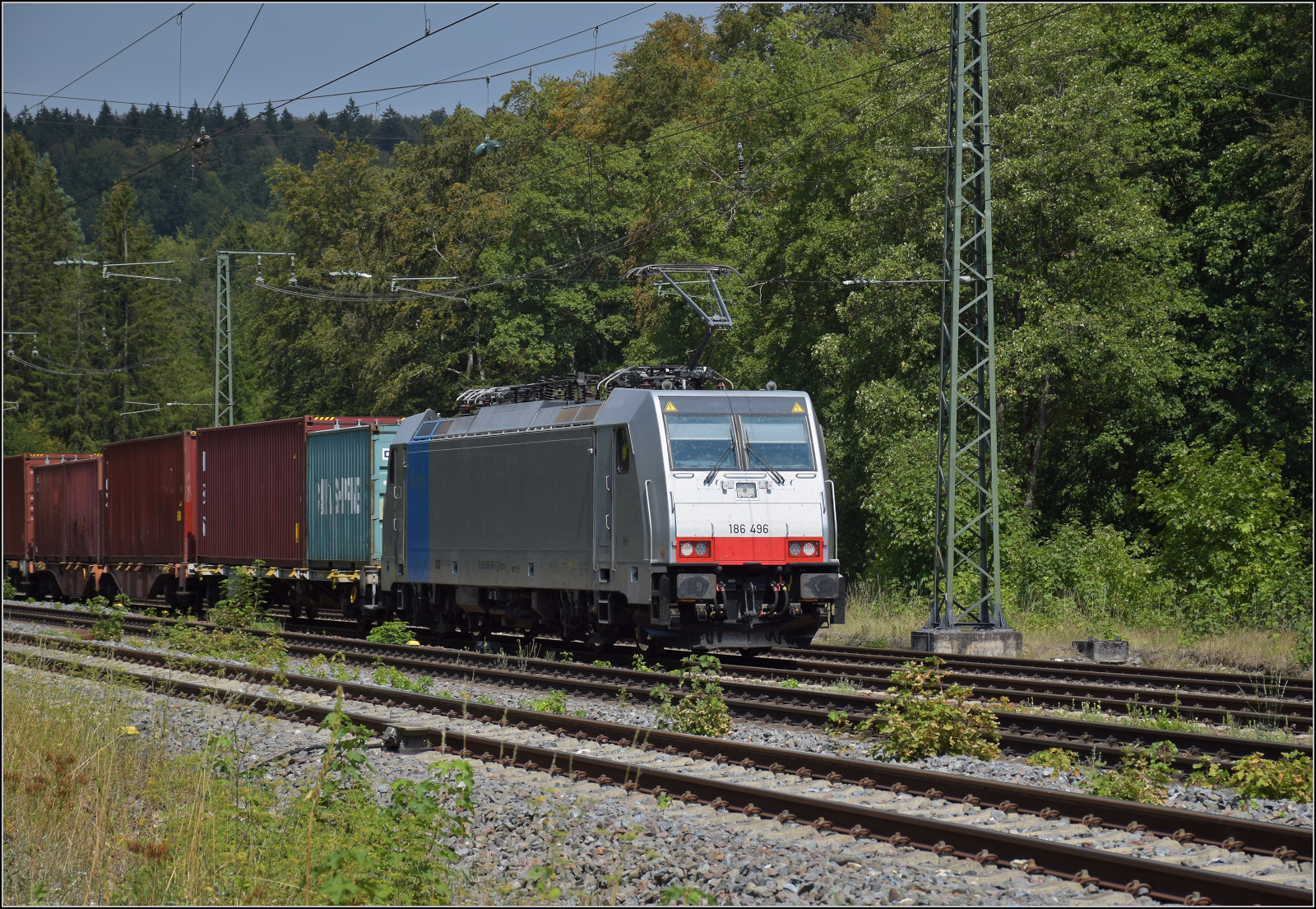 Rheintalumleiterverkehr. 

Auch wenn die Güterzüge redlich bemüht waren, die zahlreichen Fotografen an der Strecke zu sabotieren. 186 496 von Railpool konnte es sich doch nicht verheben und trudelte auf Gleis 3 langsam ein. Hattingen, August 2026.