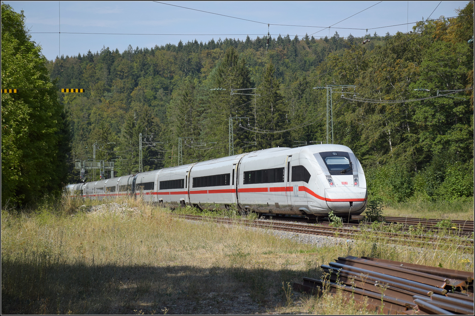 Rheintalumleiterverkehr.

412 098 südwärts in Hattingen. August 2026.