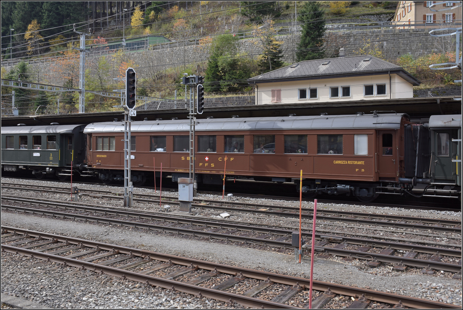 Rückkehr der Elefanten an den Gotthard.

Speisewagen Dr4 25 in Göschenen. Oktober 2017.