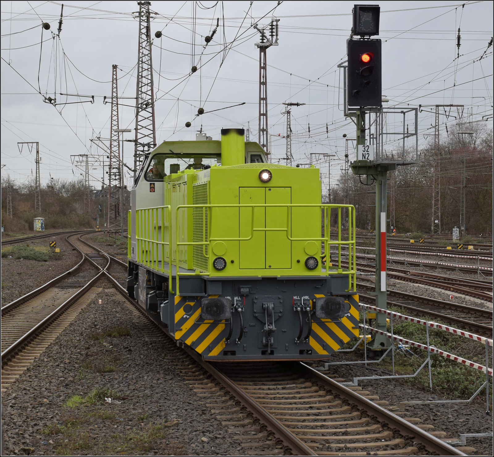 Ruhrpottsprinter 92 82 000 1502-4 L-RCCDE durcheilt Duisburg. Die Lok war urspr�nglich an die CFL vermietet und hat seither eine luxemburgische Identit�t, die sie auch noch unter ihrem neuesten Mieter RCC beh�lt. Februar 2026.