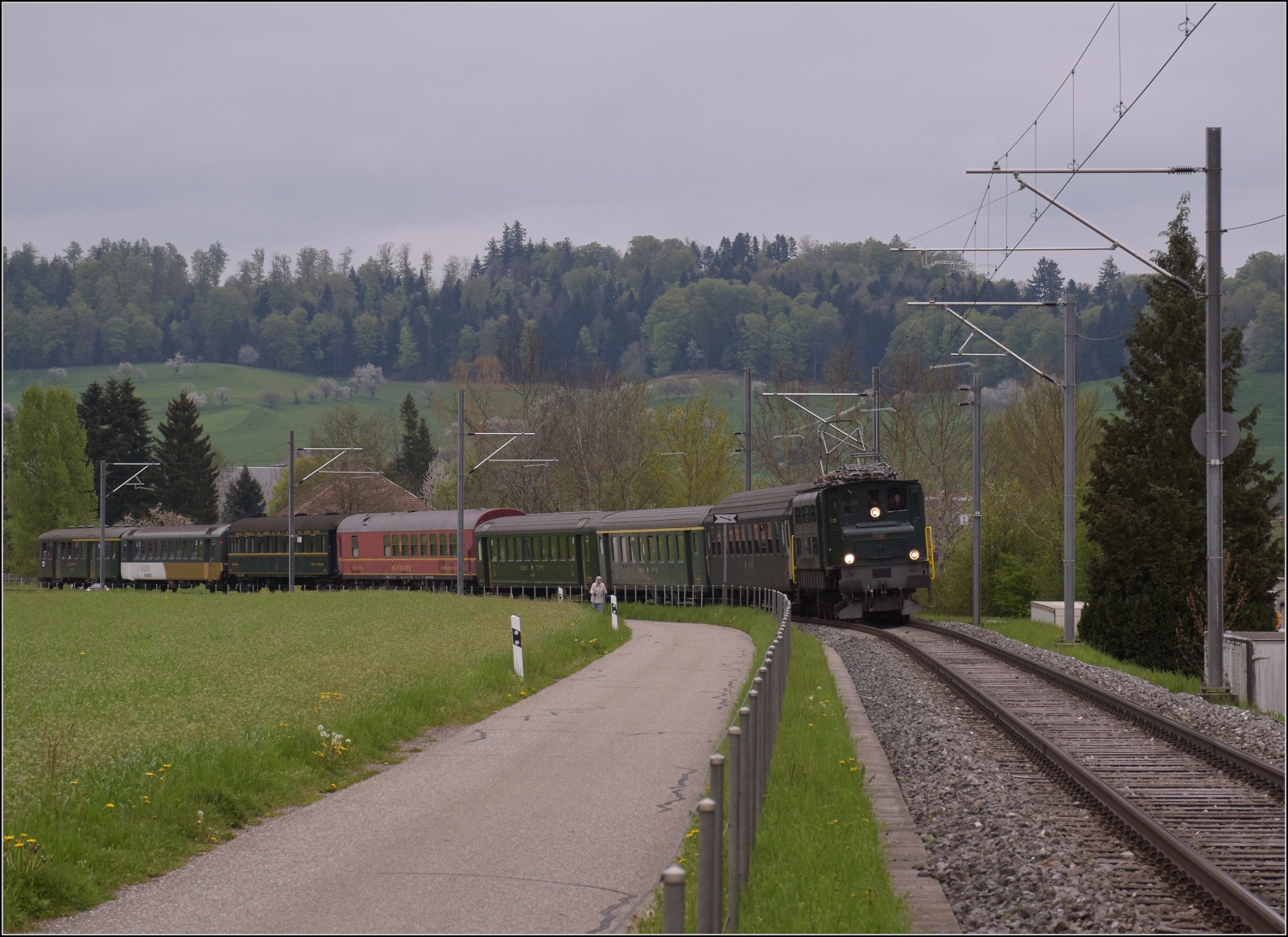 Rundfahrt vom Bodensee durchs Emmental mit 23 058 und Ae 4/7 11022.

Ae 4/7 11026 in Kleindietwil. April 2023.