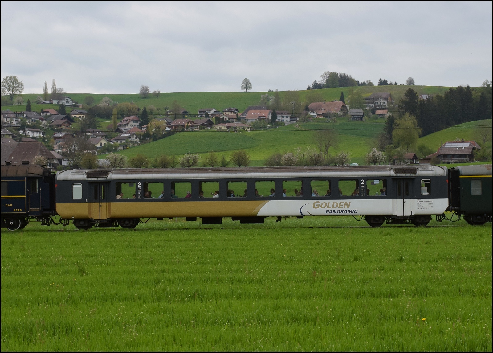 Rundfahrt vom Bodensee durchs Emmental mit 23 058 und Ae 4/7 11022.

EW I-Wagen B 472 in der Version Golden Pass der BLS zweite Klasse, heute dem Eurovapor gehrend. Seine NVR-Nummer lautet 50 85 20 33 472-5 CH-EV. Brand bei Rohrbach, April 2023.