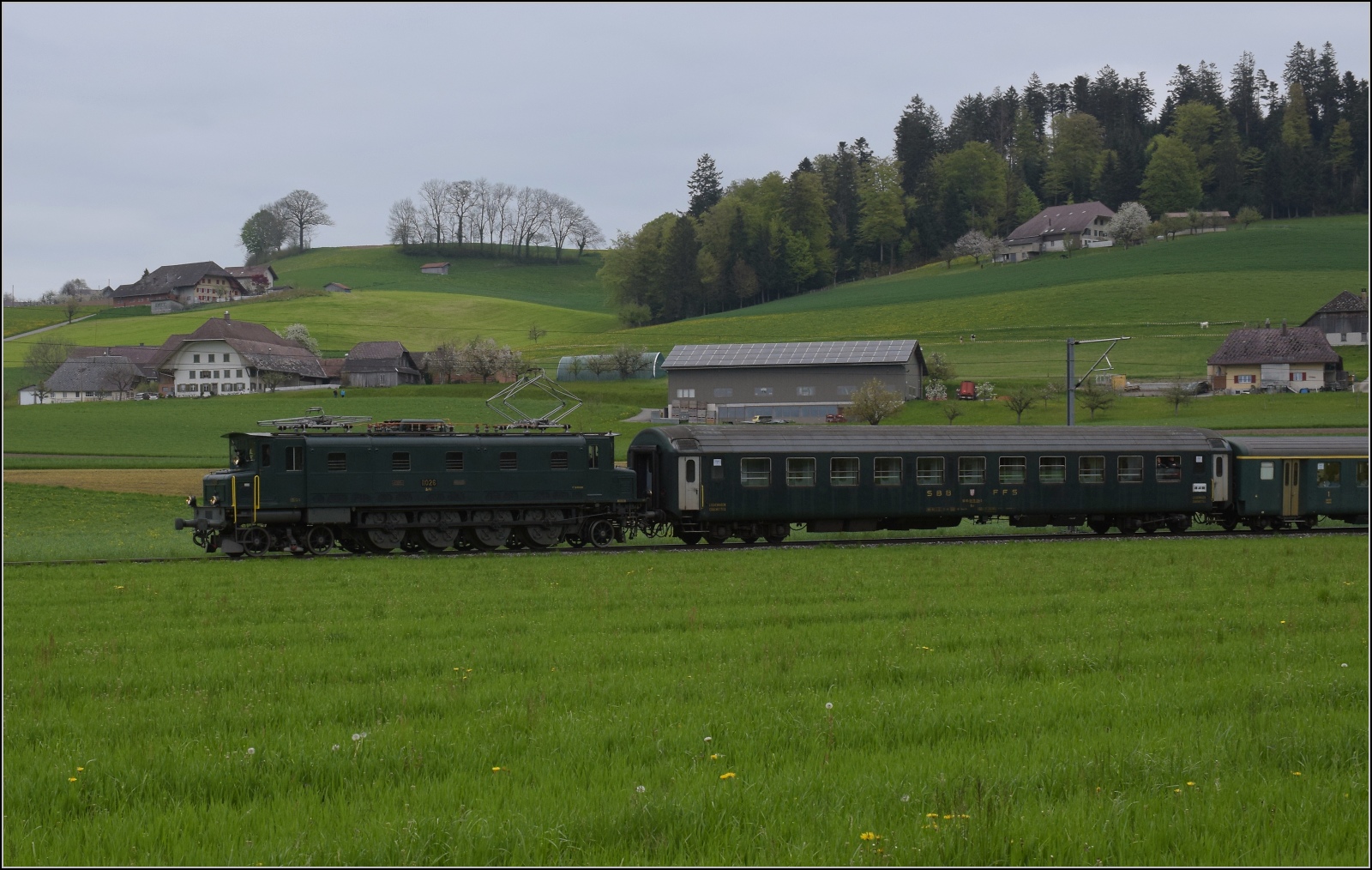 Rundfahrt vom Bodensee durchs Emmental mit 23 058 und Ae 4/7 11022.

Aus Zeitgrnden wegen Baustellen war 23 058 in Luzern verblieben und der Zug wird nun durch Ae 4/7 11022 ber den Streckenteil via Huttwil gezogen. Brand bei Rohrbach, April 2023.