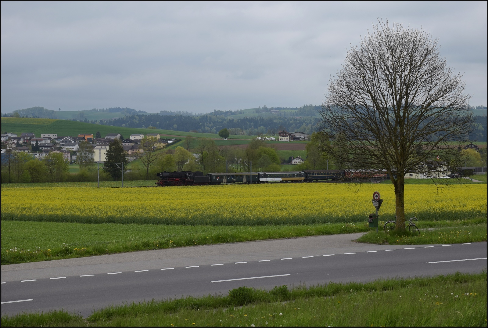 Rundfahrt vom Bodensee durchs Emmental mit 23 058 und Ae 4/7 11022.

Hier wird 23 058 offenbar mit Schmierdampf von Ae 4/7 11026 mitsamt Zug geschoben. Egolzwil, April 2023.