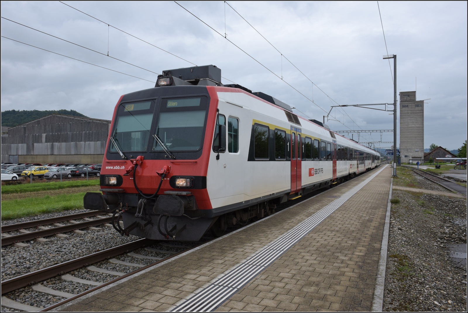 S8 nach Olten in Brittnau-Wikon. Der NPZ RBDe 560 ist leider unbekannt geblieben. August 2017.