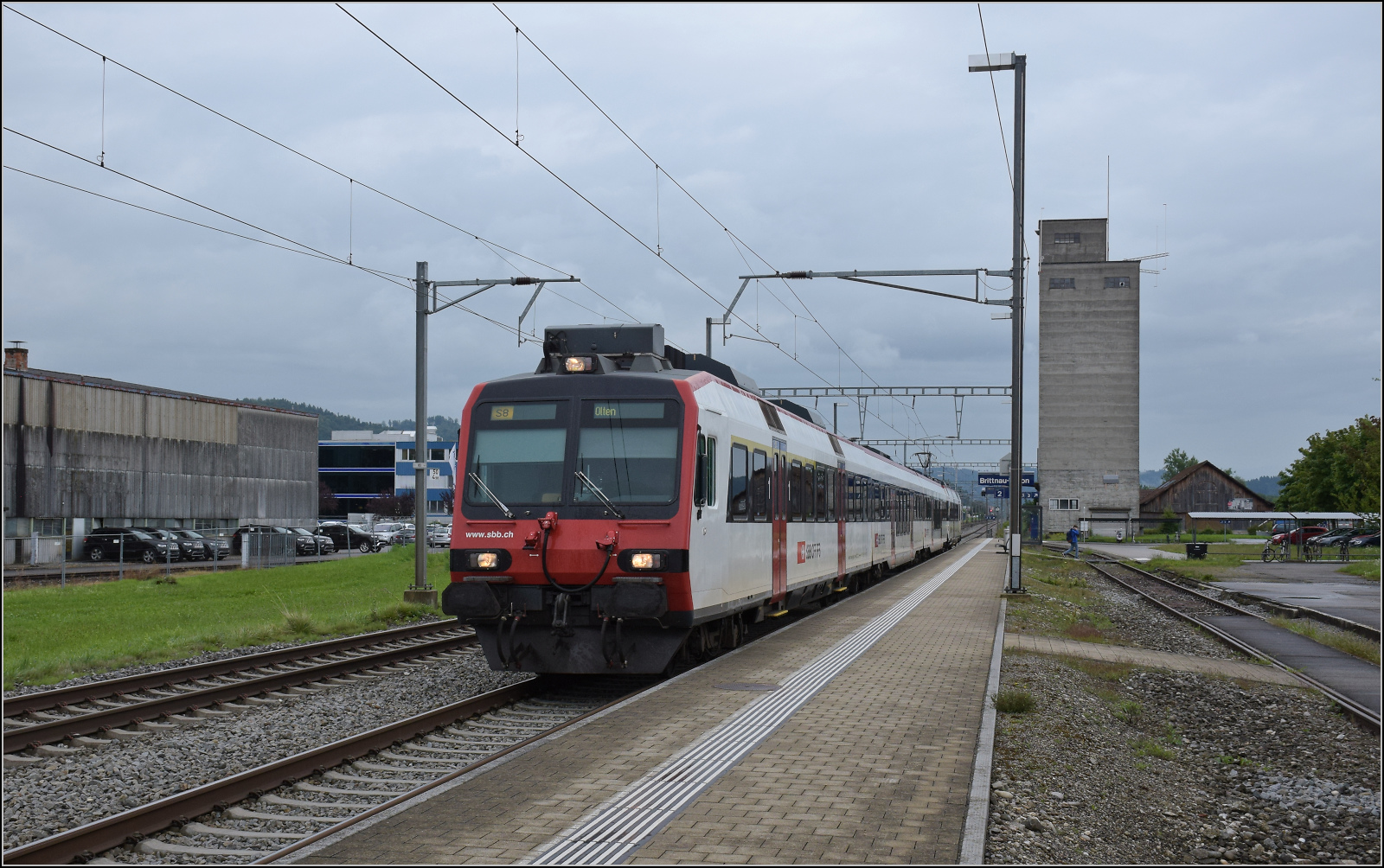 S8 nach Olten in Brittnau-Wikon. Der NPZ RBDe 560 ist leider unbekannt geblieben. August 2017.