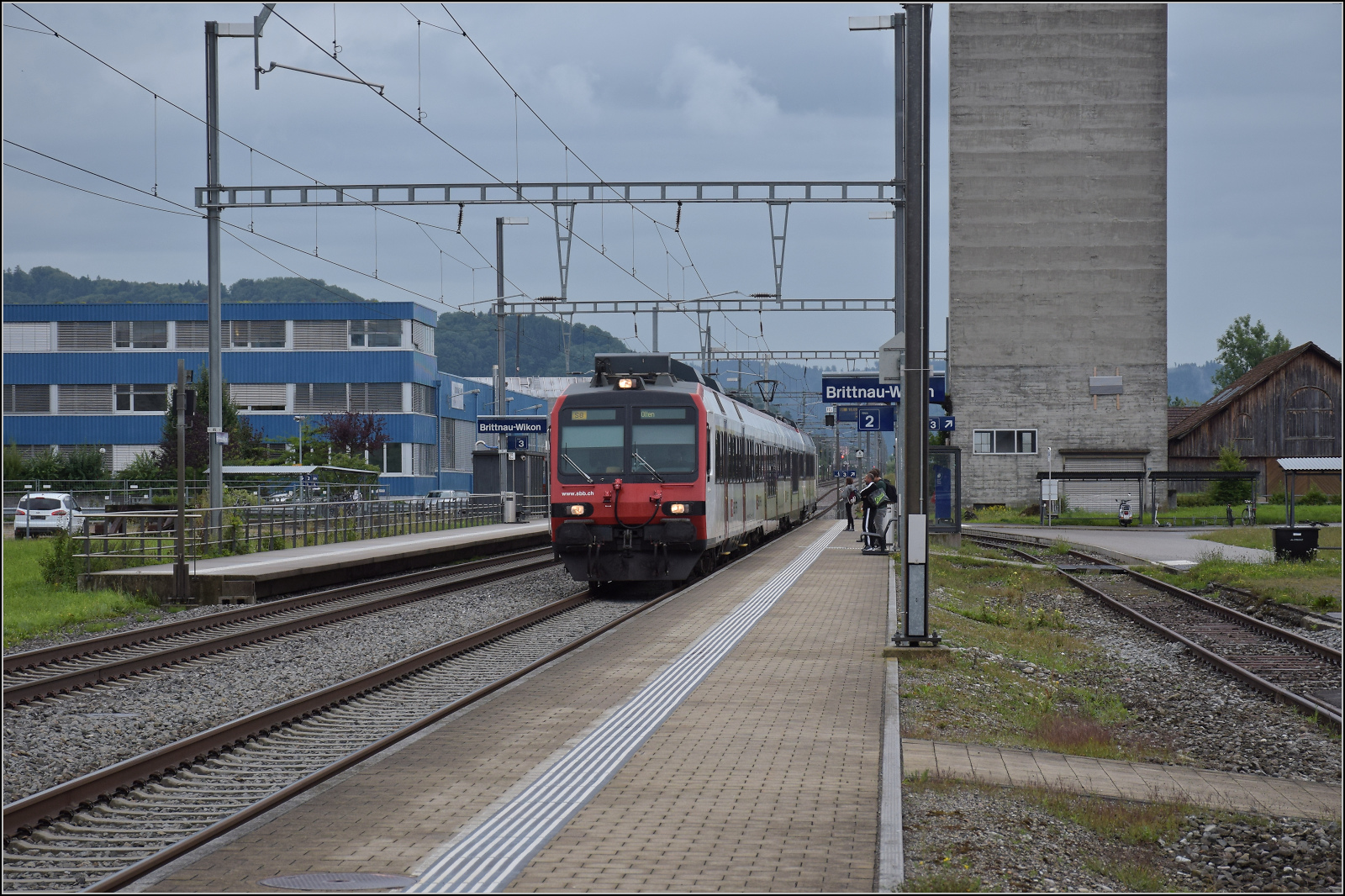 S8 nach Olten in Brittnau-Wikon. Der NPZ RBDe 560 ist leider unbekannt geblieben. August 2017.