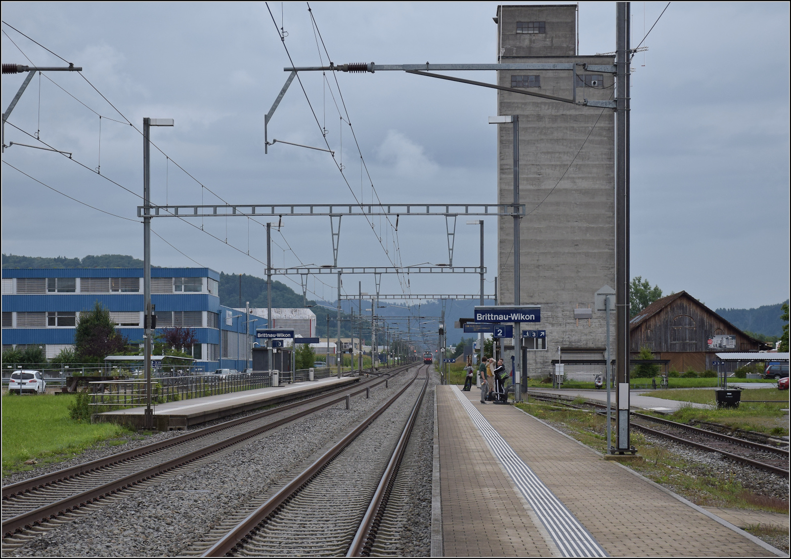 S8 nach Olten in Brittnau-Wikon. Der NPZ RBDe 560 ist leider unbekannt geblieben. August 2017.