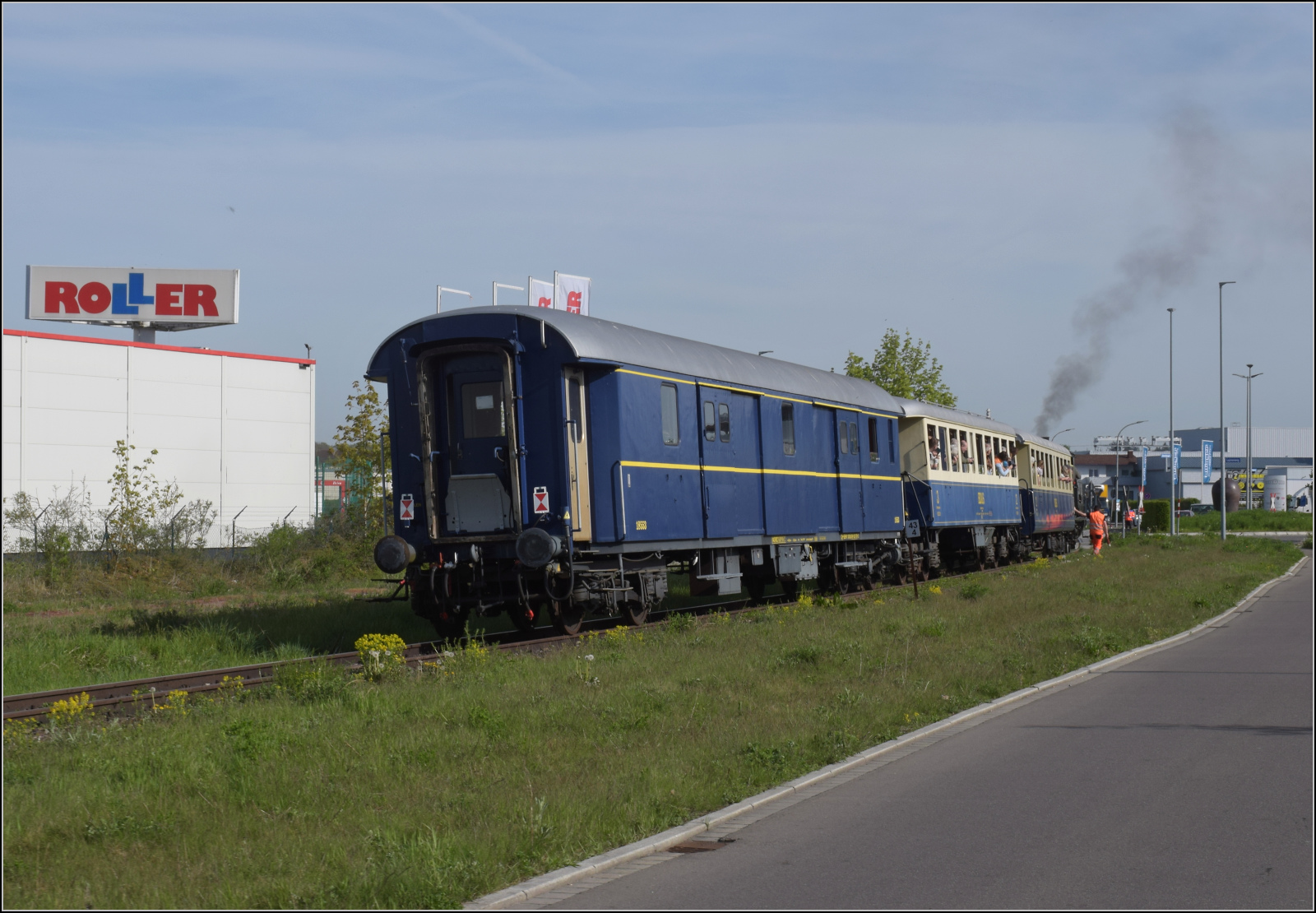 Saisonstart auf dem Schweizerbähnle.

Der Zug mit Jura-Simplon Eb 2/4 35 beim Kreisverkehr in Singen. April 2024.