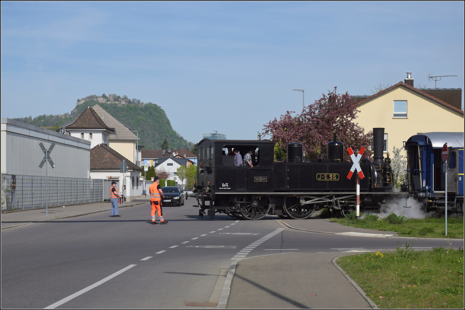 Saisonstart auf dem Schweizerbähnle.

Die Jura-Simplon Eb 2/4 35 am Bahnübergang Bohlinger Strasse mit Hohentwielblick. Singen, April 2024.