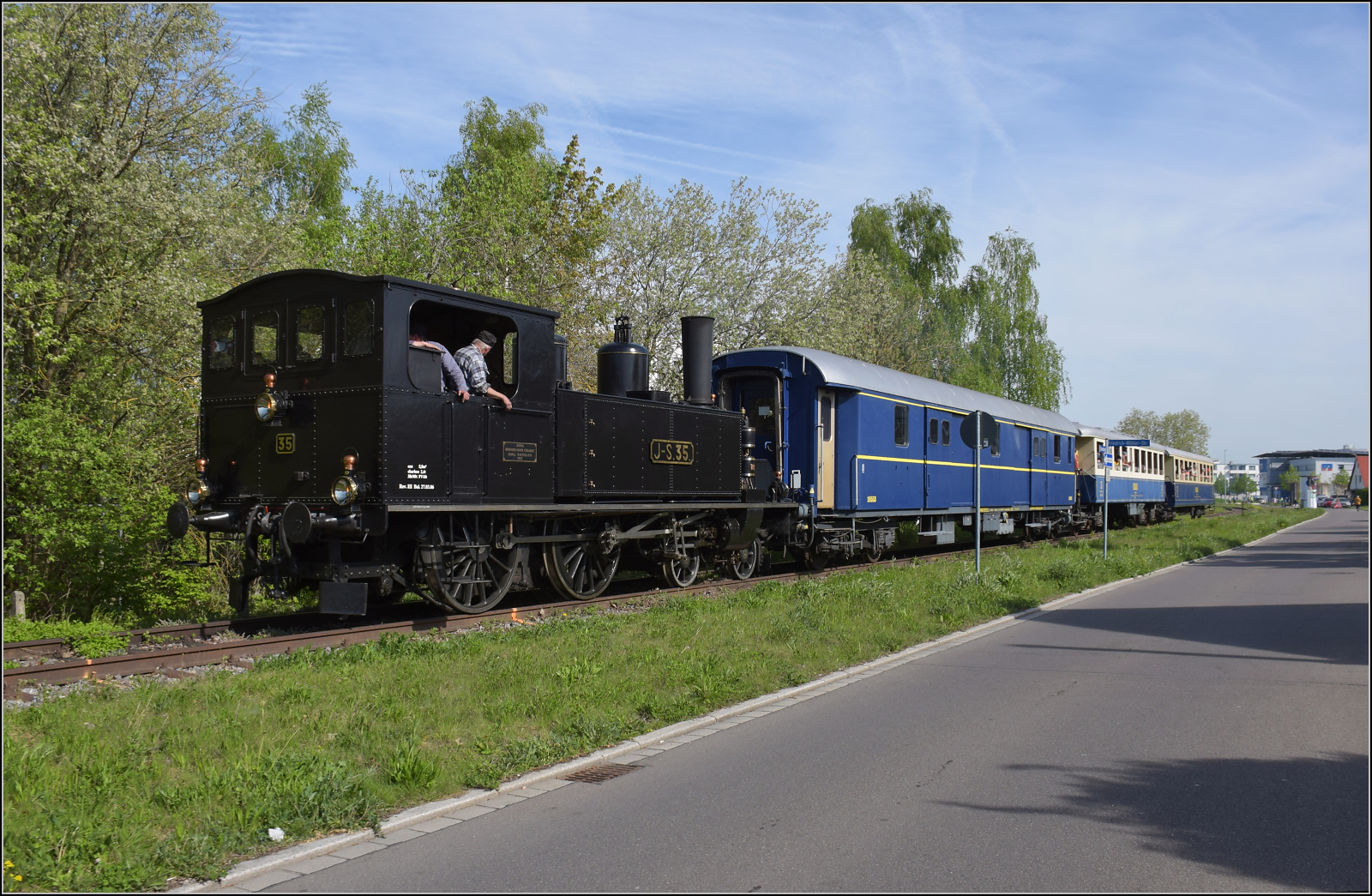 Saisonstart auf dem Schweizerbähnle.

Die Jura-Simplon Eb 2/4 35 zwischen den Bahnübergängen in Singen in der Schrotzburgstrasse. April 2024.