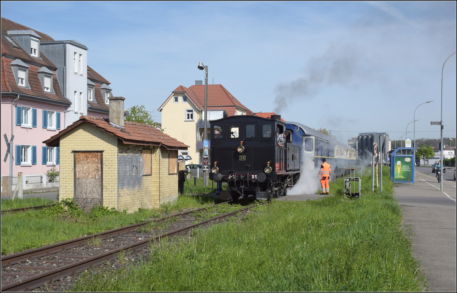 Saisonstart auf dem Schweizerbähnle.

Die Jura-Simplon Eb 2/4 35 beim Bahnübergang Ostendstrasse in Singen. April 2024.