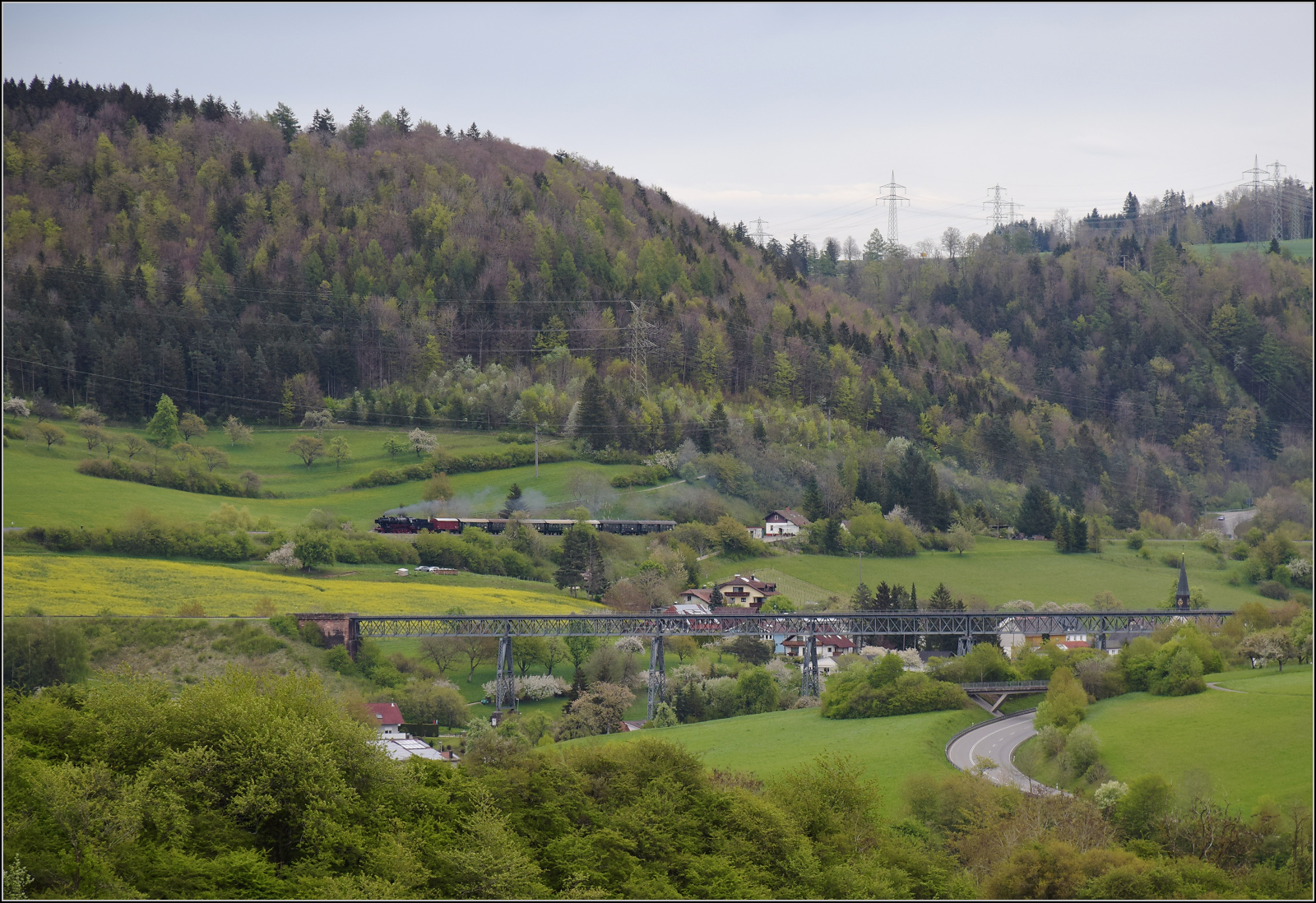 Saisonstart bei der Sauschwänzlesbahn. 

50 2988 in der Kehrschleife bei Epfenhofen. April 2024.