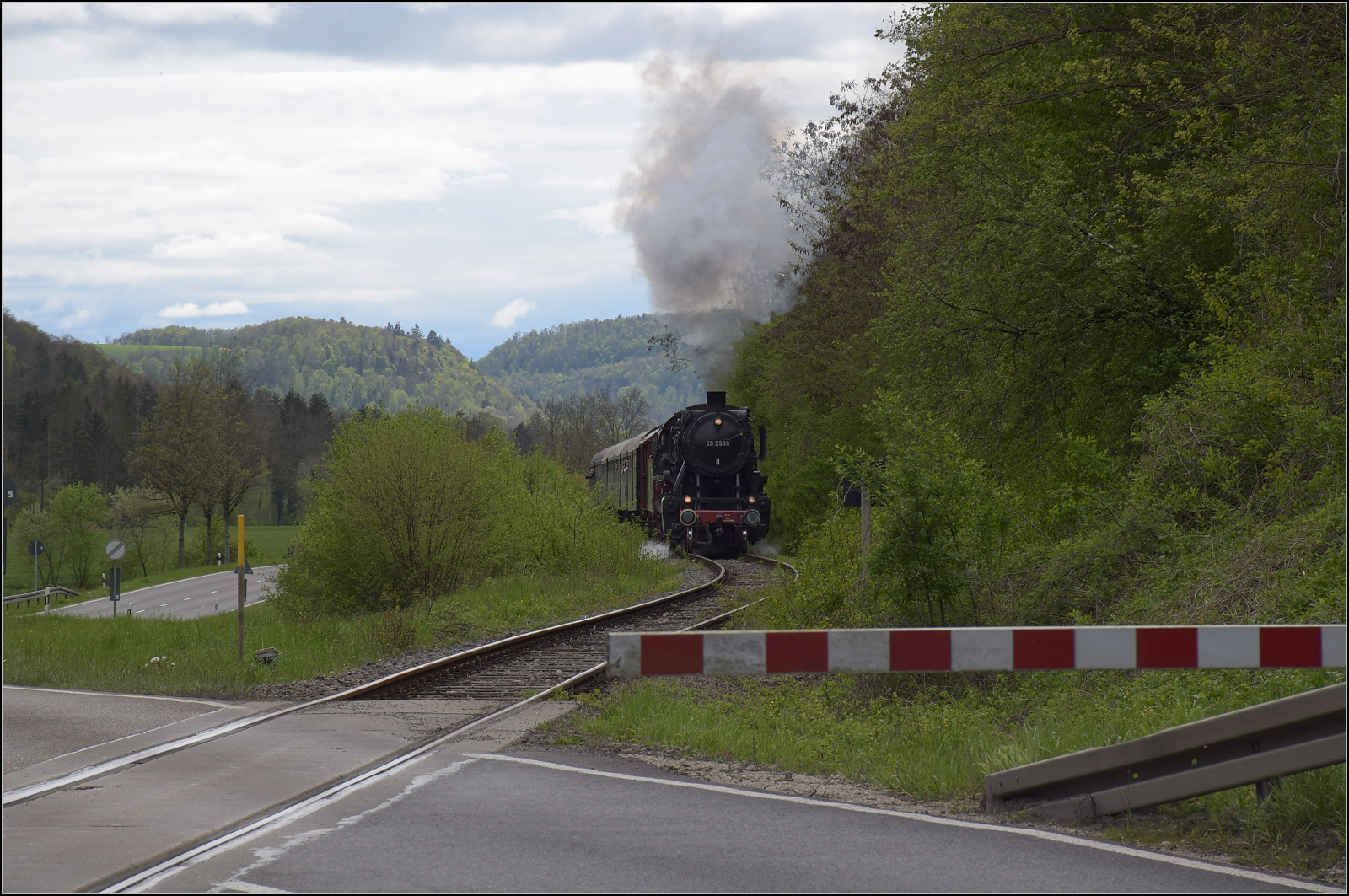 Saisonstart bei der Sauschwänzlesbahn. 

50 2988 am Bahnübergang zwischen Fützen und Weizen. April 2024.