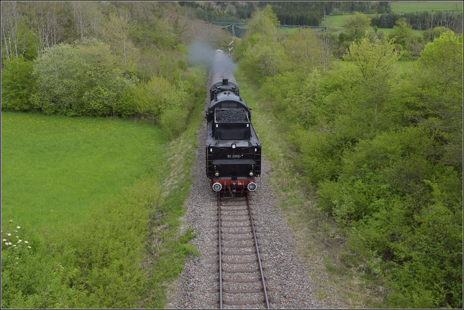 Saisonstart bei der Sauschwänzlesbahn. 

50 2988 unterquert die Waldshuter Strasse bei Epfenhofen. April 2024.