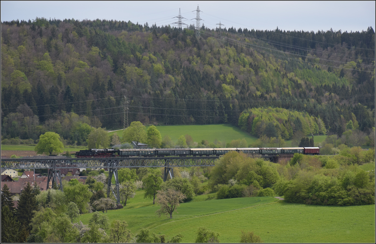 Saisonstart bei der Sauschwänzlesbahn. 

50 2988 auf dem Epfenhofener Viadukt. April 2024.