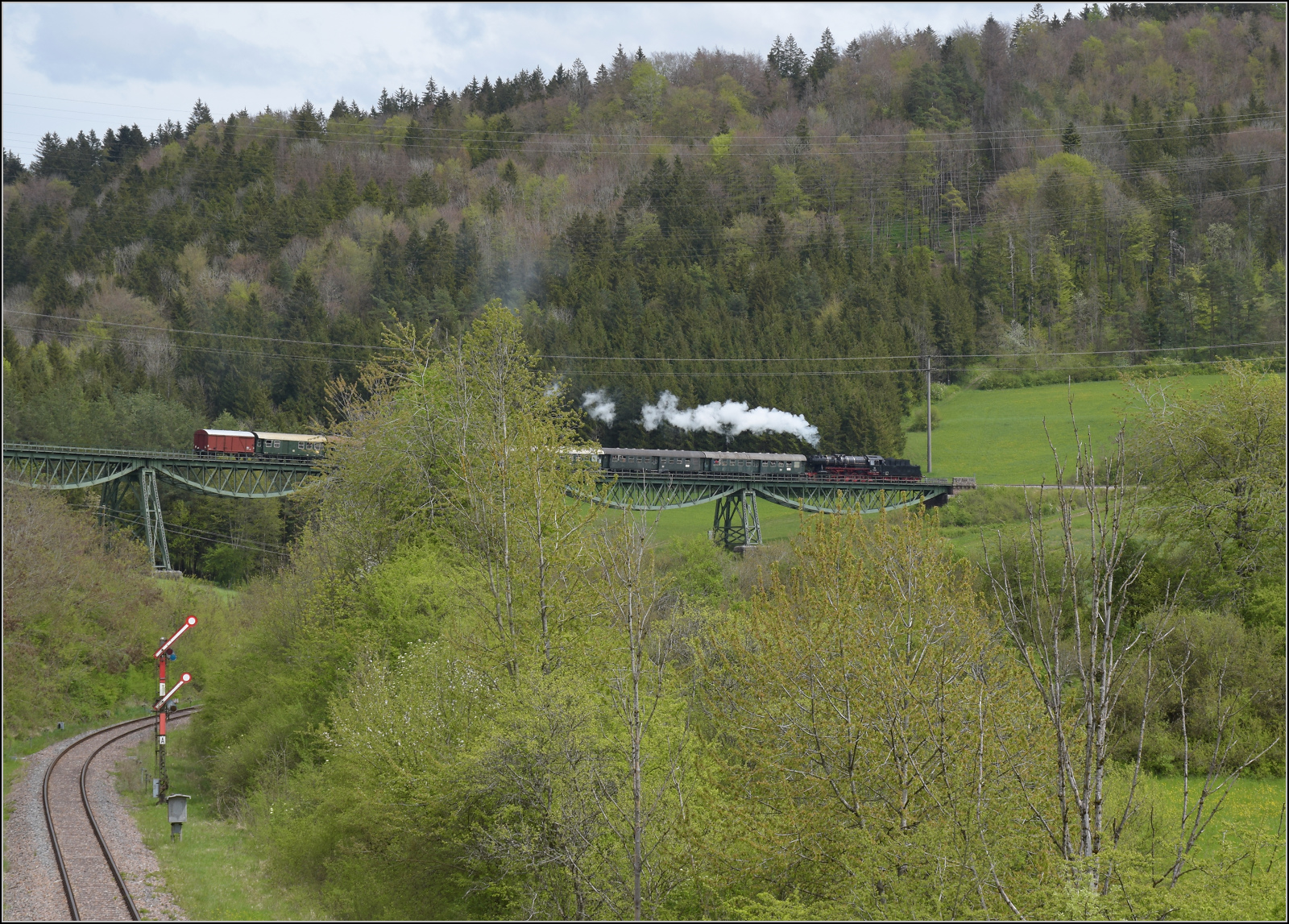 Saisonstart bei der Sauschwänzlesbahn. 

50 2988 auf dem Biesenbachviadukt. Epfenhofen, April 2024.