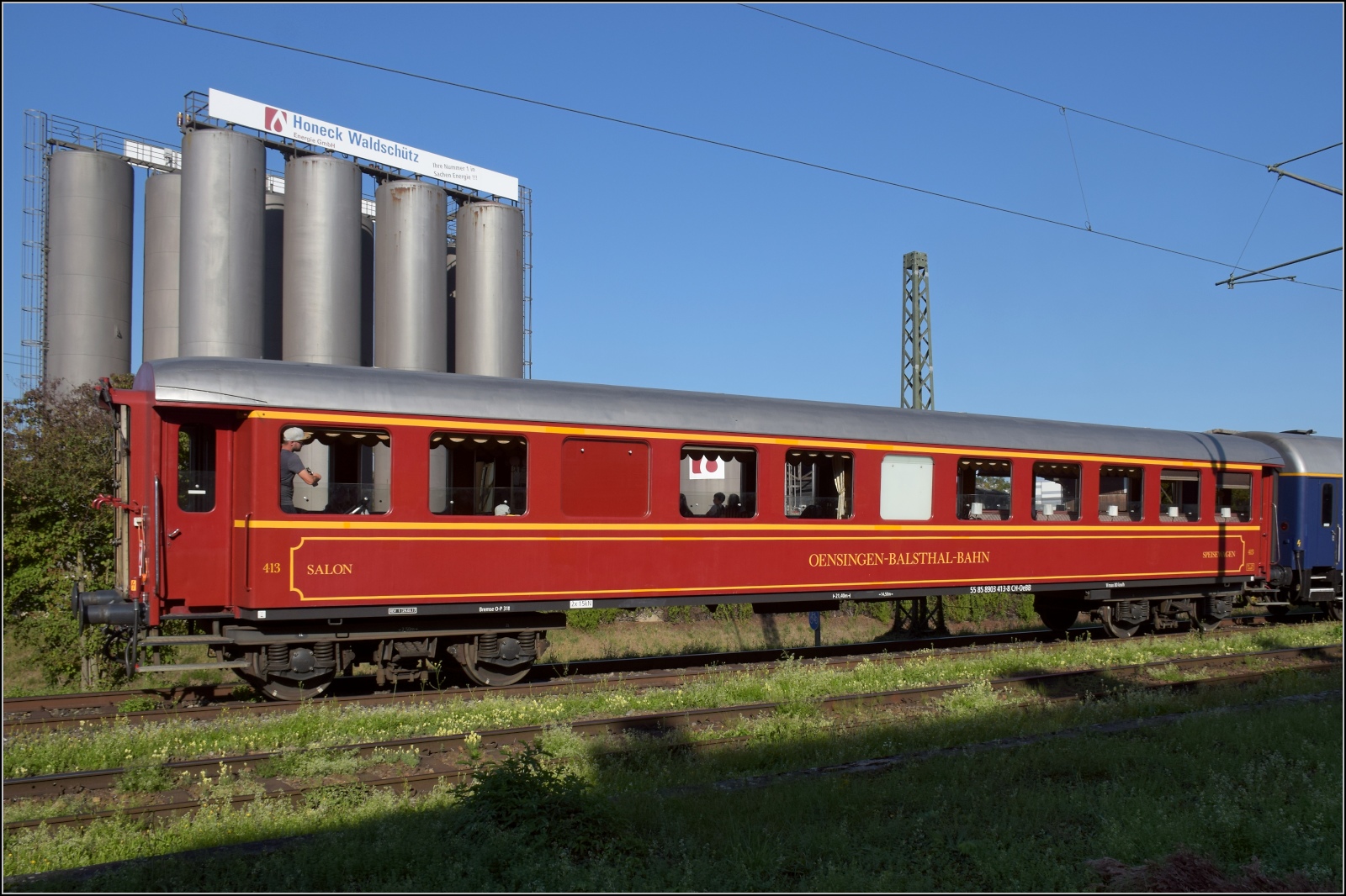 Salonwagen AS 413 der Oensingen-Balsthal-Bahn in Singen. September 2023.