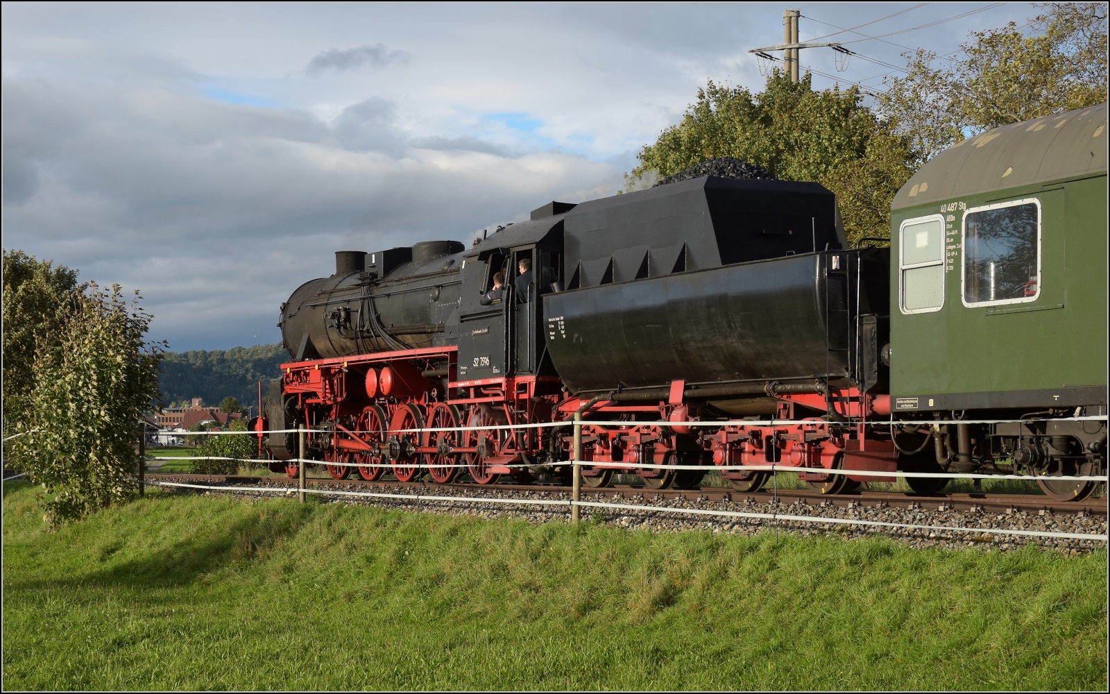 Schienenverkehr am Schienerberg. 

52 7596 mit ihrem EFZ-Sonderzug für die SEHR&RS zwischen Hemishofen und Ramsen auf der letzten Fahrt des Tages. Oktober 2022.