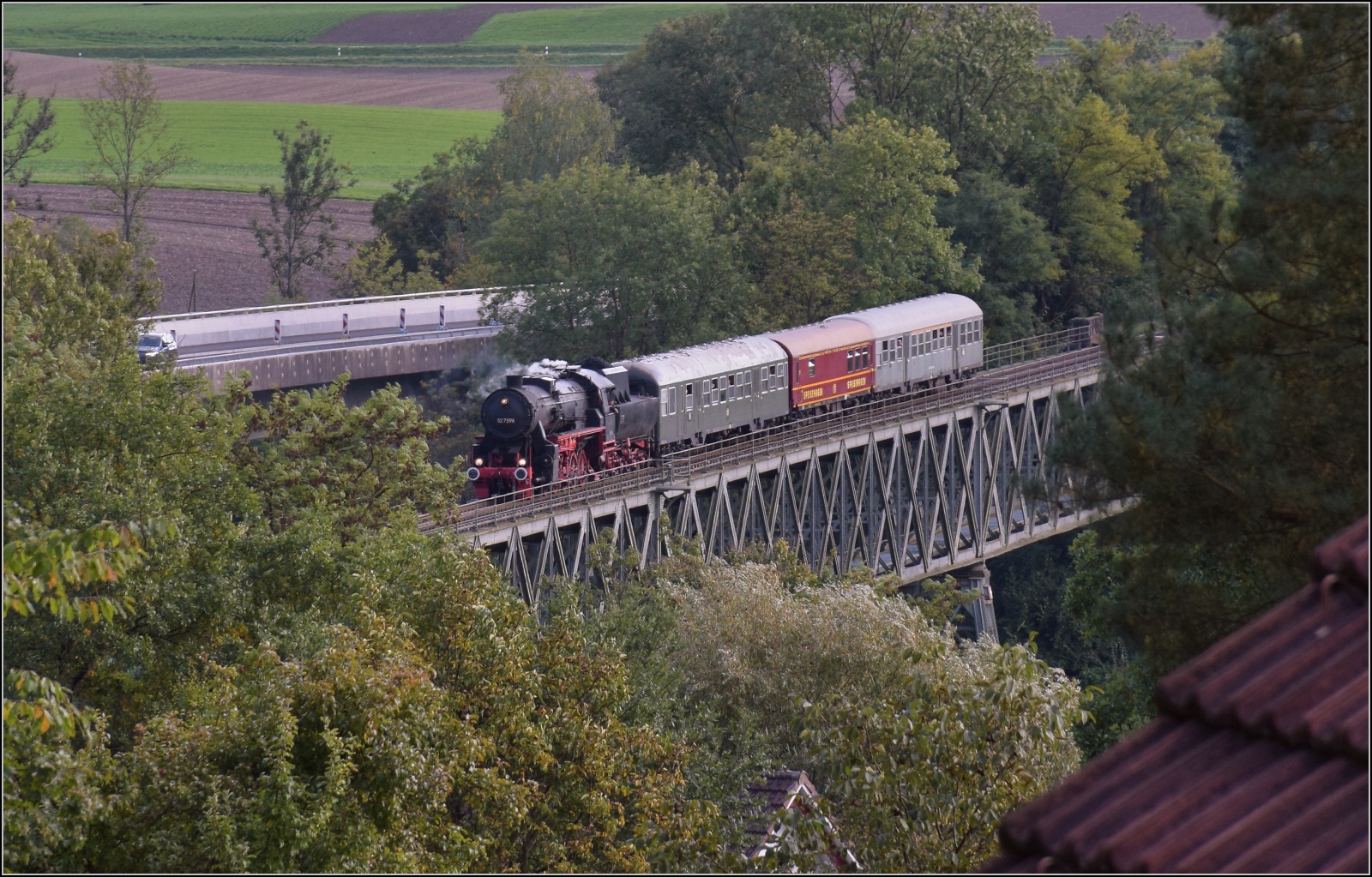 Schienenverkehr am Schienerberg. 

52 7596 mit ihrem EFZ-Sonderzug fr die SEHR&RS auf der Rheinbrcke bei Hemishofen. Oktober 2022.