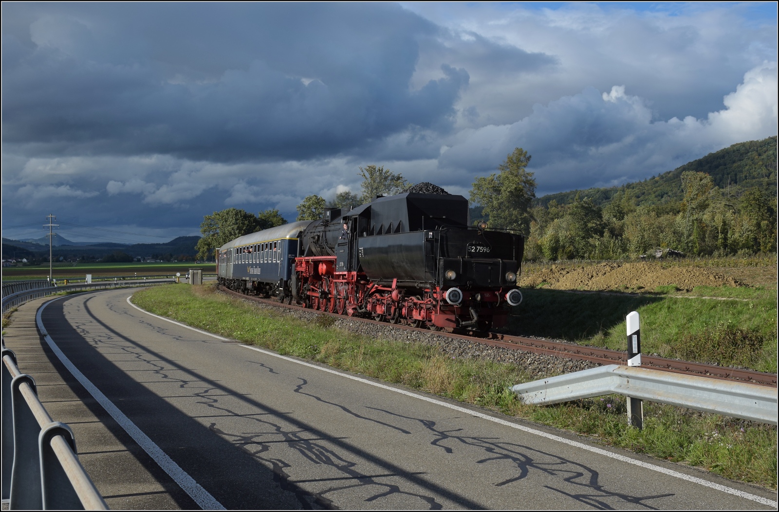Schienenverkehr am Schienerberg. 

52 7596 mit ihrem EFZ-Sonderzug für die SEHR&RS zwischen Ramsen und Hemishofen. Oktober 2022.