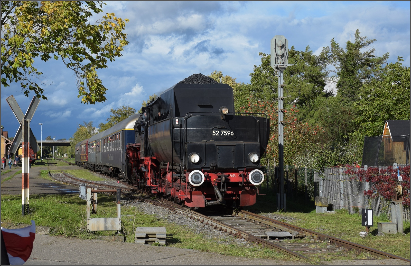 Schienenverkehr am Schienerberg. 

52 7596 mit ihrem EFZ-Sonderzug fr die SEHR & RS in Rielasingen. Oktober 2022.