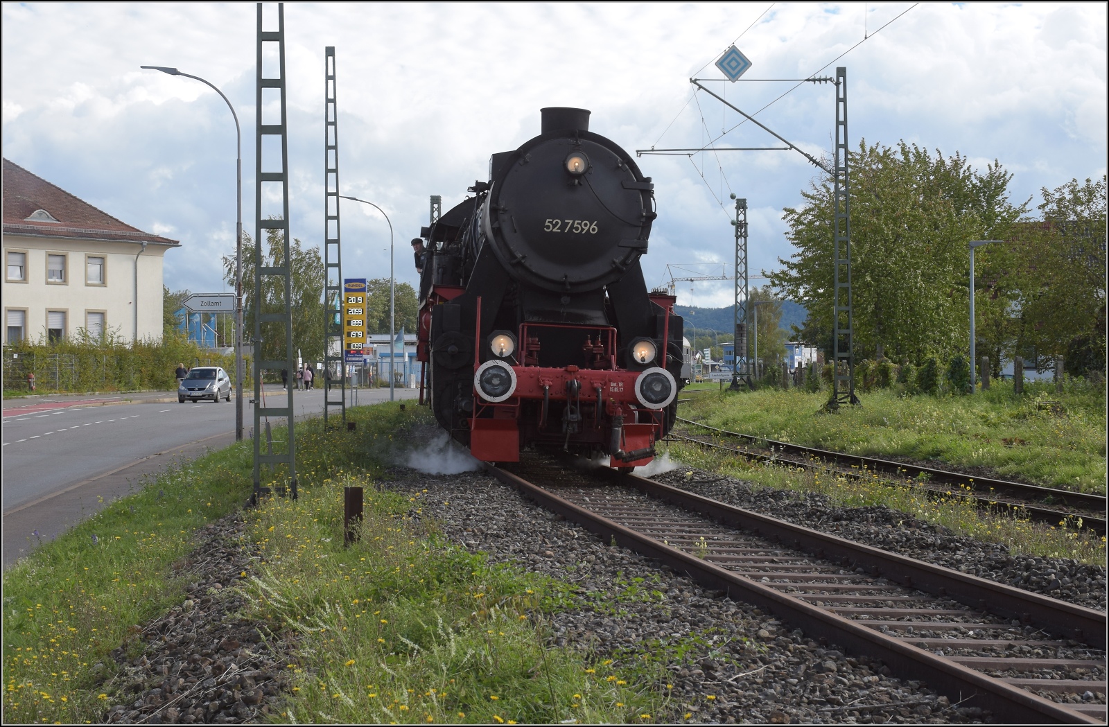 Schienenverkehr am Schienerberg. 

52 7596 fhrt mit ihrem EFZ-Sonderzug fr die SEHR & RS in den Bahnhof Singen ein. Oktober 2022.