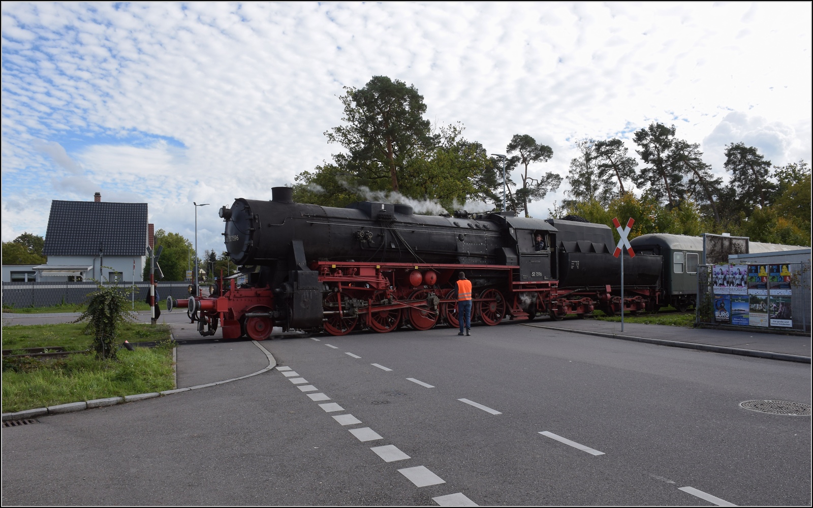 Schienenverkehr am Schienerberg.

52 7596 mit ihrem EFZ-Sonderzug fr die SEHR & RS am Bahnbergang Bohlingerstrae in Singen. Oktober 2022.