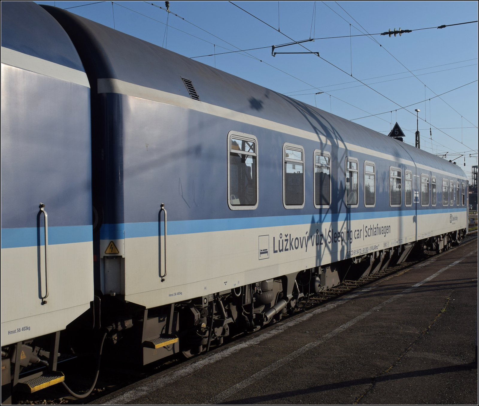 Schlafwagen CZ-CD 61 54 72-91 002-0 WLABmz des Nachtzugs aus Prag in Singen. April 2026.