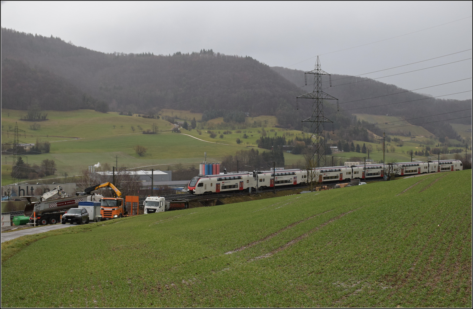 Schlechtwetter und ein Baustellendrama bei Frick. 

RABe 512 026 'Serviceanlage Basel' ist auf dem Weg nach Z�rich w�hrend wir immer noch durch den Hilfskonvoi der Baustelle im immer schlechteren Wetter gefangen sind. Februar 2026.