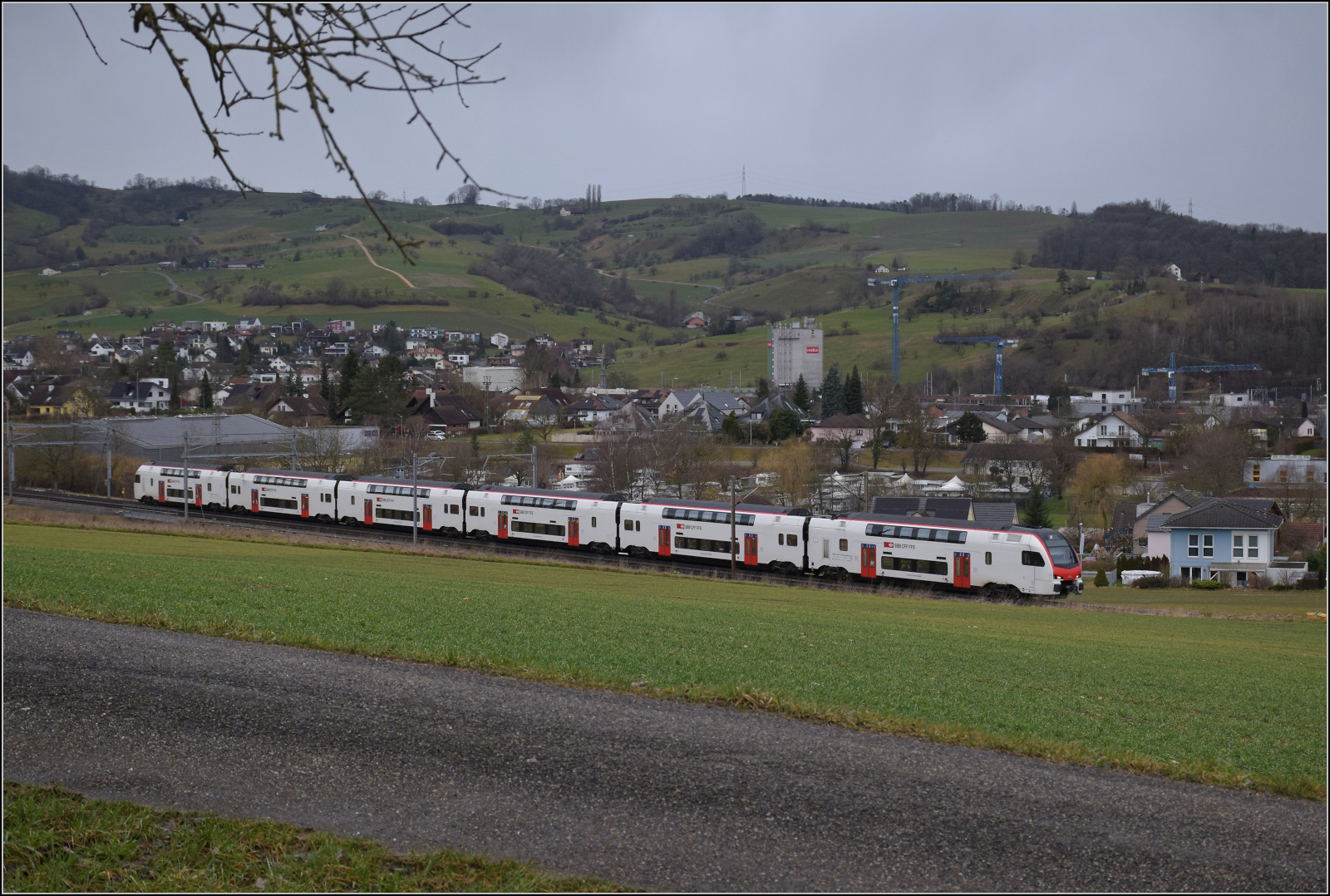 Schlechtwetter und ein Baustellendrama bei Frick. 

Vermutlich RABe 512 008 auf dem Weg nach Z�rich. Februar 2026.