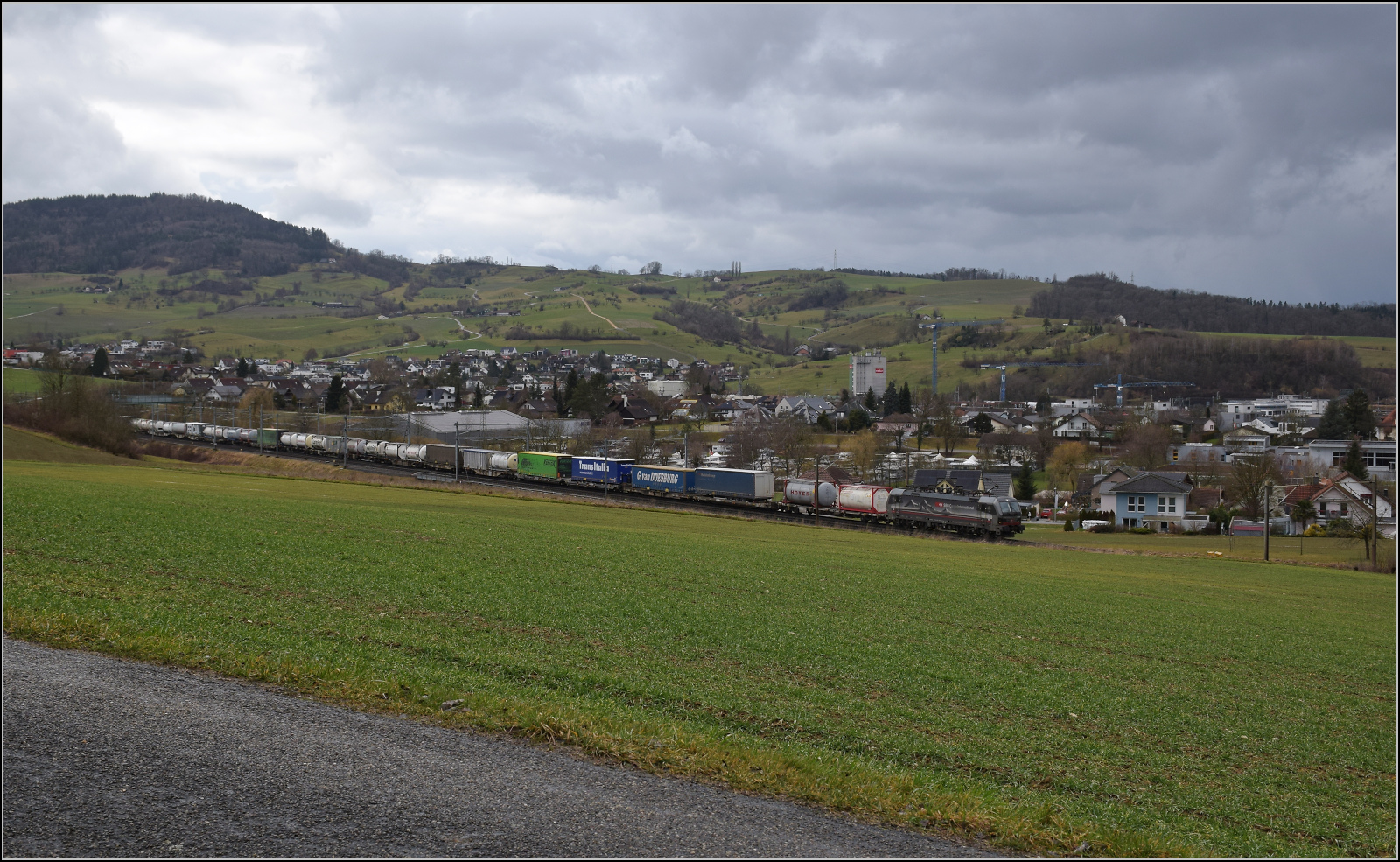Schlechtwetter und ein Baustellendrama bei Frick. 

193 549 'Duomo Milano' zieht f�r SBBCI Auflieger, Container und Tanktainer den B�zberg hoch. Februar 2026.