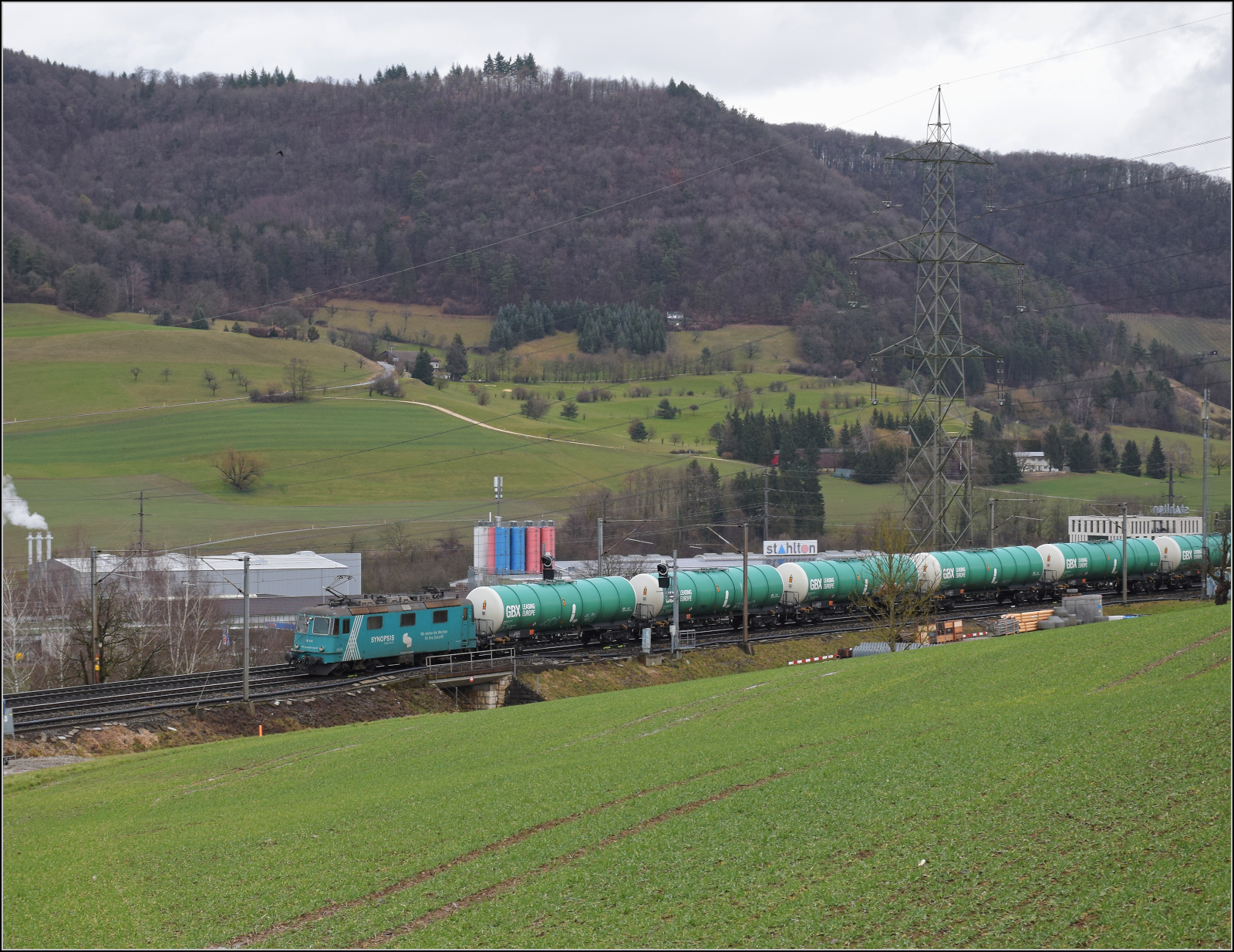 Schlechtwetter und ein Baustellendrama bei Frick. 

Re 430 114 von WRS mit Synopsiswerbung auf dem Weg nach Muttenz. Februar 2026.