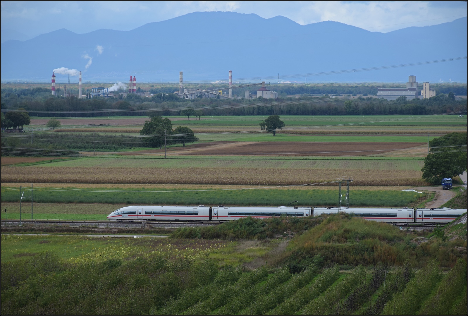 Schlechtwetter im Markgräfler Land.

406 004 'Mannheim' und 406 054 bei Auggen. September 2022.