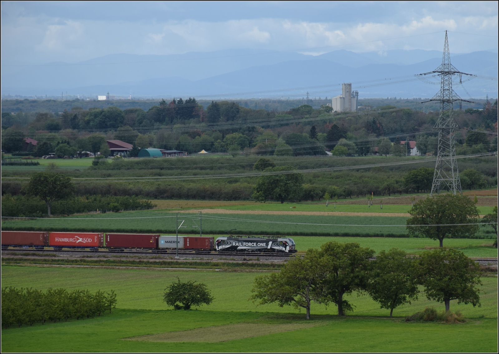 Schlechtwetter im Markgräfler Land.

Die bissige Railforce One 193 623 bei Auggen. September 2022.