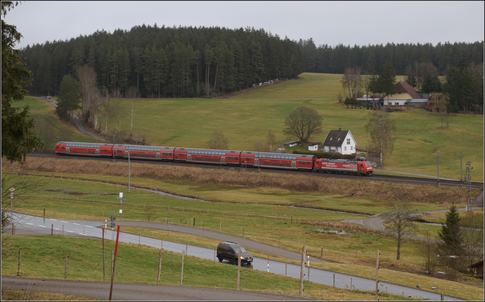 Schwarzwaldbahn mit der SWR 3-Lok in Stockburg. Januar 2024.