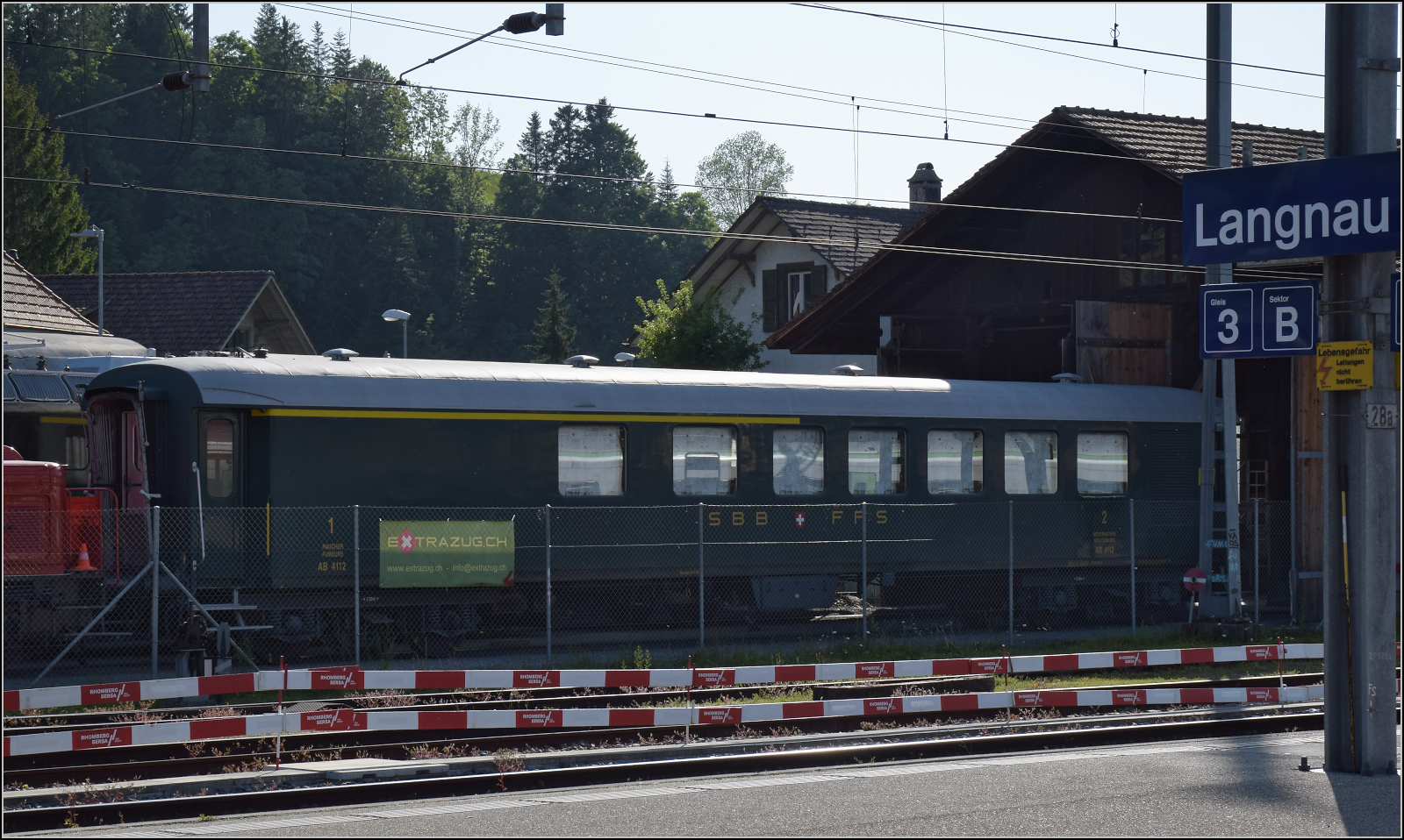 Schwerer Stahlwagen aus der Umbauserie AB 4112. Er ist heute das Vereinslokal von Extrazug. Langnau, Mai 2025.