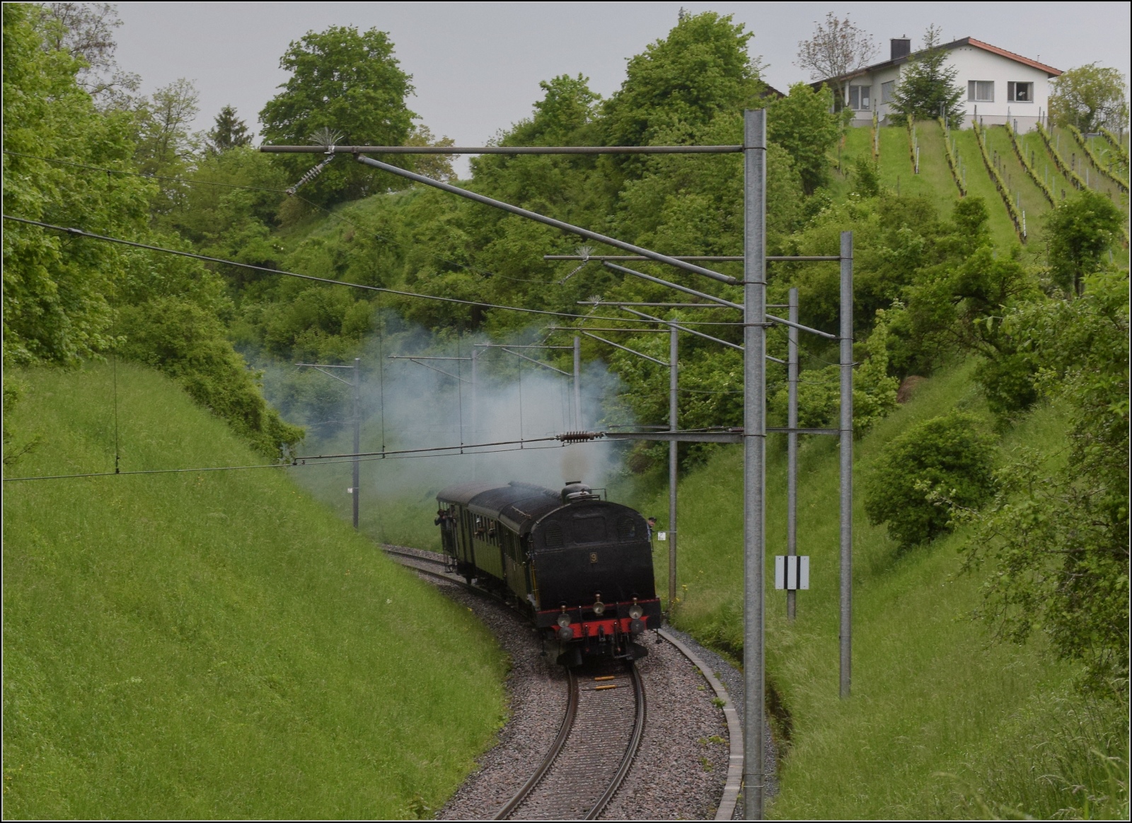 Seit 54 Jahren das erste durchgehende Personenzugpaar auf der Strecke Winterthur – Singen ber Etzwilen.

Eb 3/5 9 der BT mit den Plattform-Zweiachsern der DVZO fhrt auf die Ossinger Thurbrcke. Ossingen, Mai 2023.