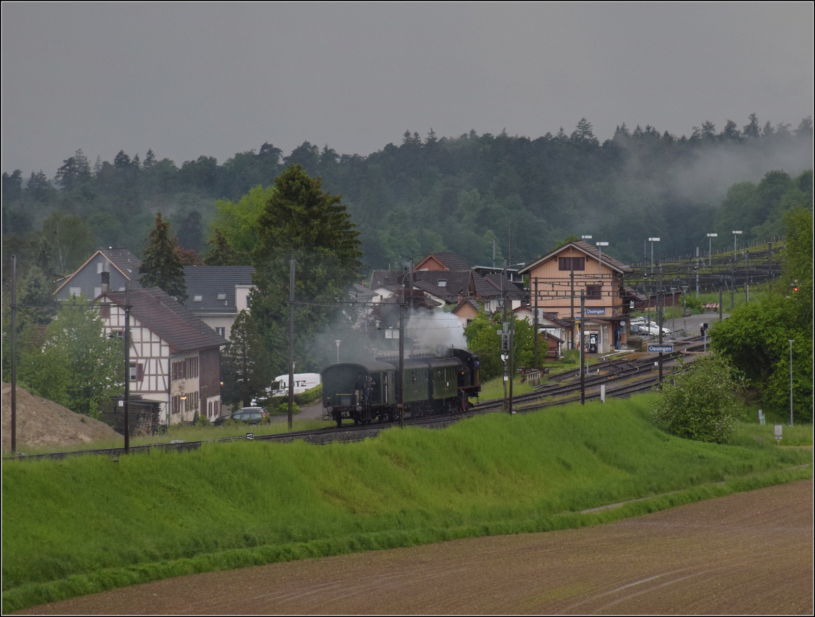 Seit 54 Jahren das erste durchgehende Personenzugpaar auf der Strecke Winterthur – Singen ber Etzwilen.

Eb 3/5 9 der BT mit den Plattform-Zweiachsern der DVZO bei der Einfahrt nach Ossingen. Mai 2023.