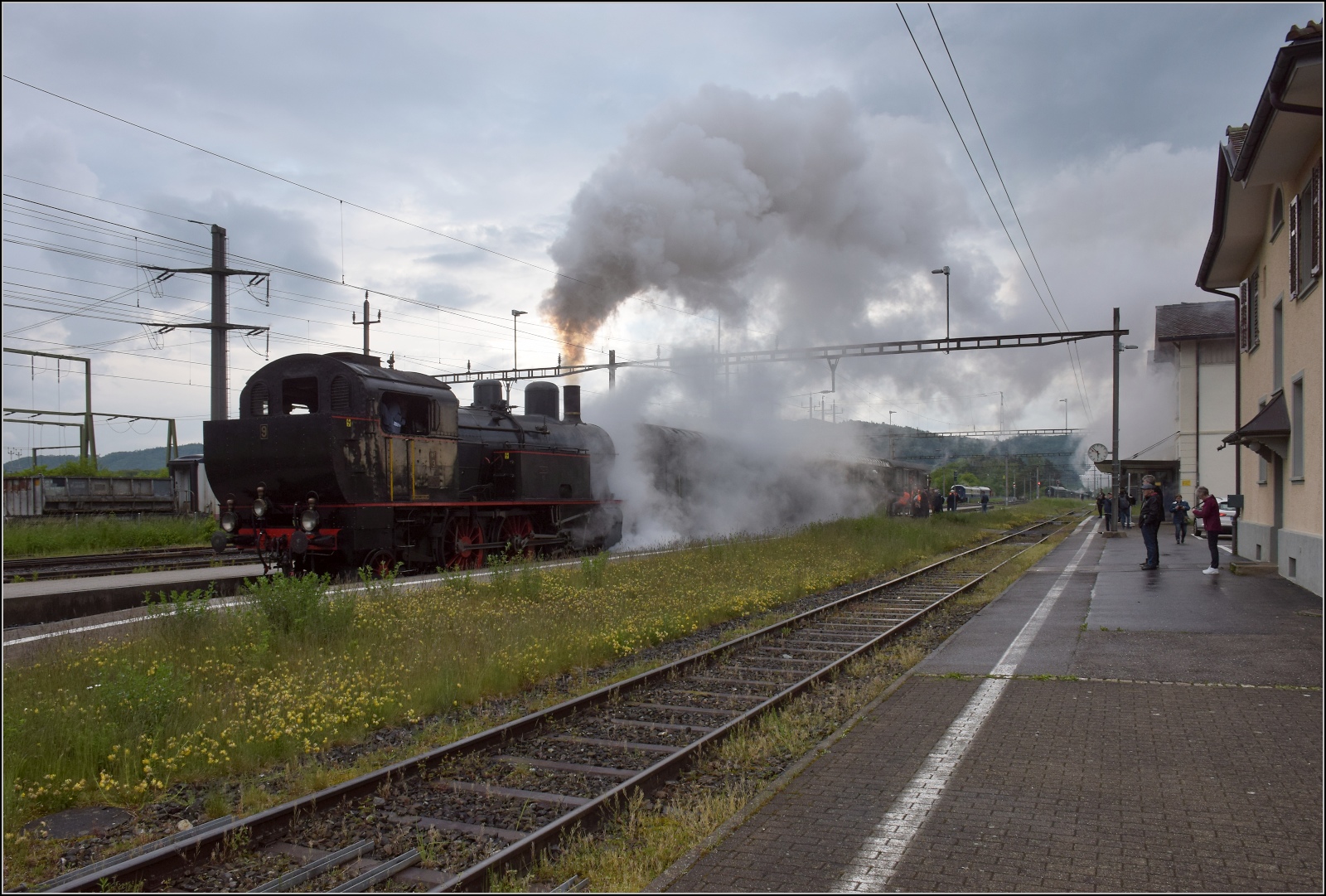 Seit 54 Jahren das erste durchgehende Personenzugpaar auf der Strecke Winterthur – Singen ber Etzwilen.

Abfahrt in Etzwilen fr Eb 3/5 9 der BT mit den Plattform-Zweiachsern der DVZO. Mai 2023.