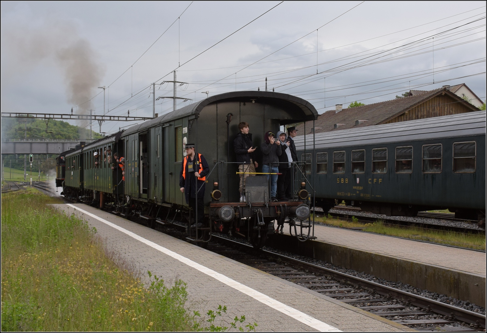 Seit 54 Jahren das erste durchgehende Personenzugpaar auf der Strecke Winterthur – Singen über Etzwilen.

Nach der Zugteilung in Etzwilen rangiert Eb 3/5 9 der BT mit den Plattform-Zweiachsern ins Personenzuggleis. Mai 2023.