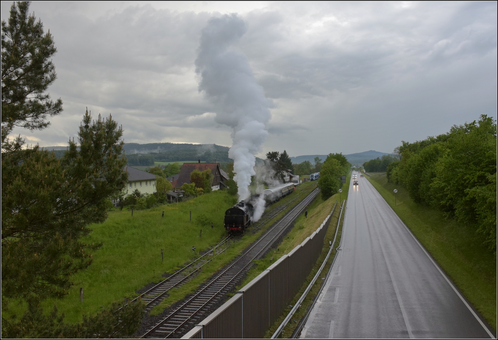 Seit 54 Jahren das erste durchgehende Personenzugpaar auf der Strecke Winterthur – Singen ber Etzwilen.

Abfahrt in Hemishofen von Eb 3/5 9 der BT mit den Plattform-Zweiachsern der DVZO und den Wagen von SEHR&RS. Mai 2023.
