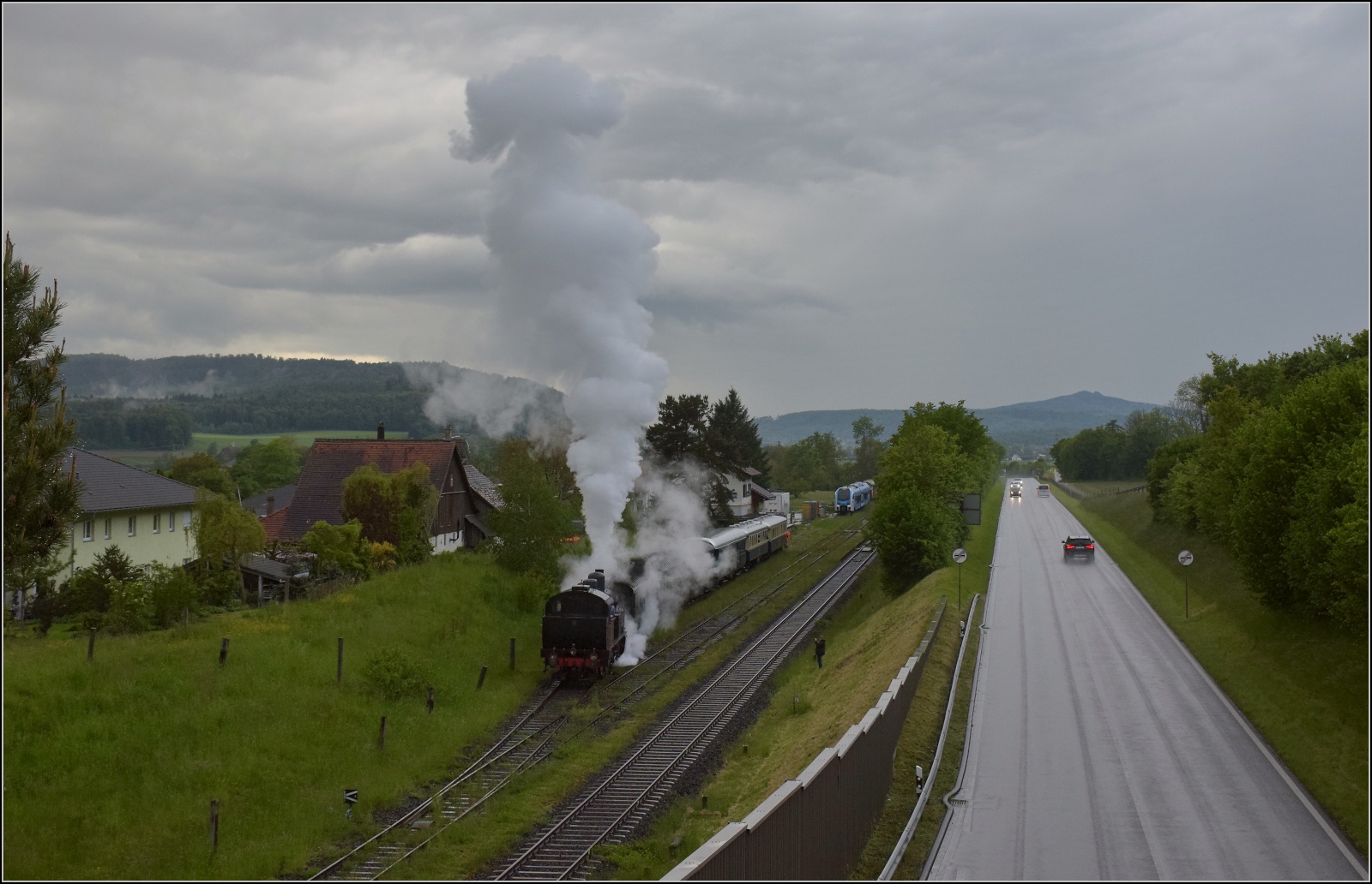 Seit 54 Jahren das erste durchgehende Personenzugpaar auf der Strecke Winterthur – Singen ber Etzwilen.

Abfahrt in Hemishofen von Eb 3/5 9 der BT mit den Plattform-Zweiachsern der DVZO und den Wagen von SEHR&RS. Mai 2023.