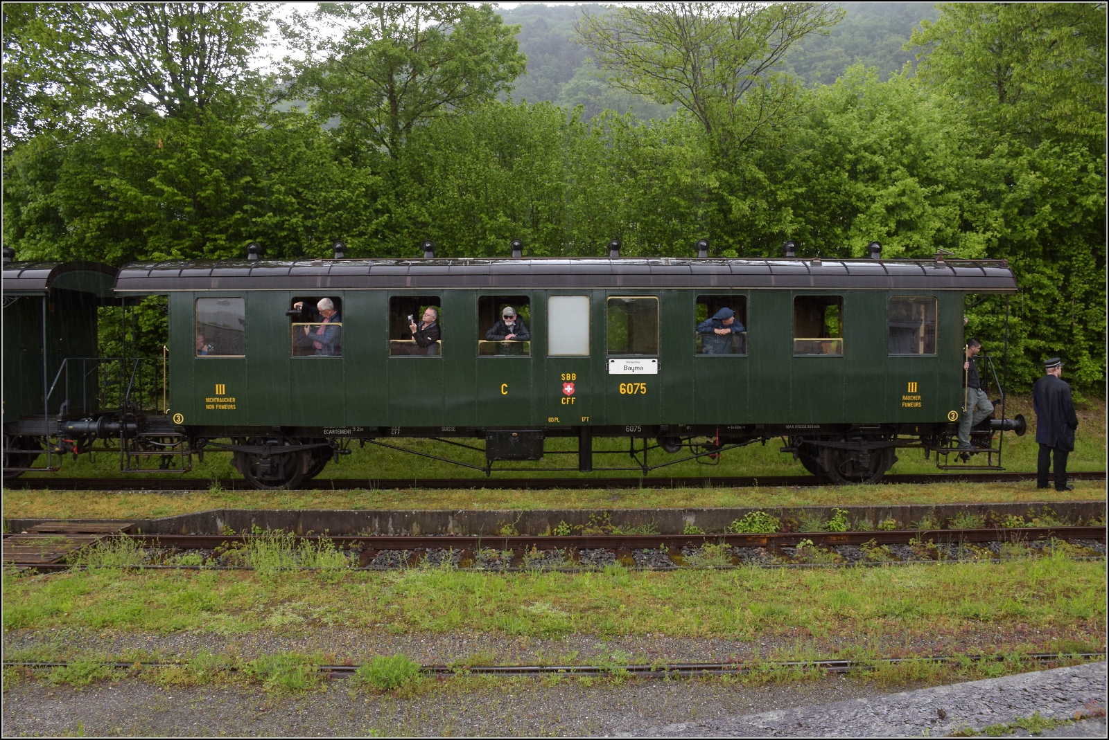 Seit 54 Jahren das erste durchgehende Personenzugpaar auf der Strecke Winterthur – Singen ber Etzwilen.

In Hemishofen musste Eb 3/5 9 der BT die Plattform-Zweiachser der DVZO und die Wagen von SEHR&RS neu sortieren. Unsortiert hingegen sind die Blicke der Reisenden und Ehrenamtlichen. Mai 2023.