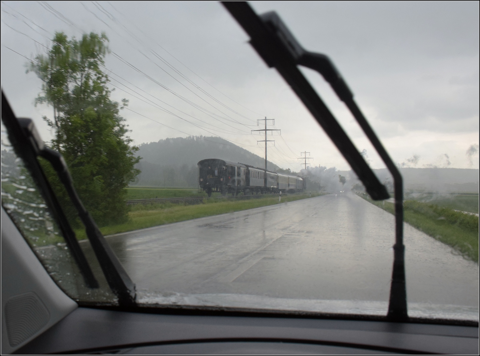 Seit 54 Jahren das erste durchgehende Personenzugpaar auf der Strecke Winterthur – Singen über Etzwilen.

Die Eb 3/5 9 der BT hat bei geöffneten Himmelsschleusen keine Probleme mit Aquaplaning. Mai 2023.